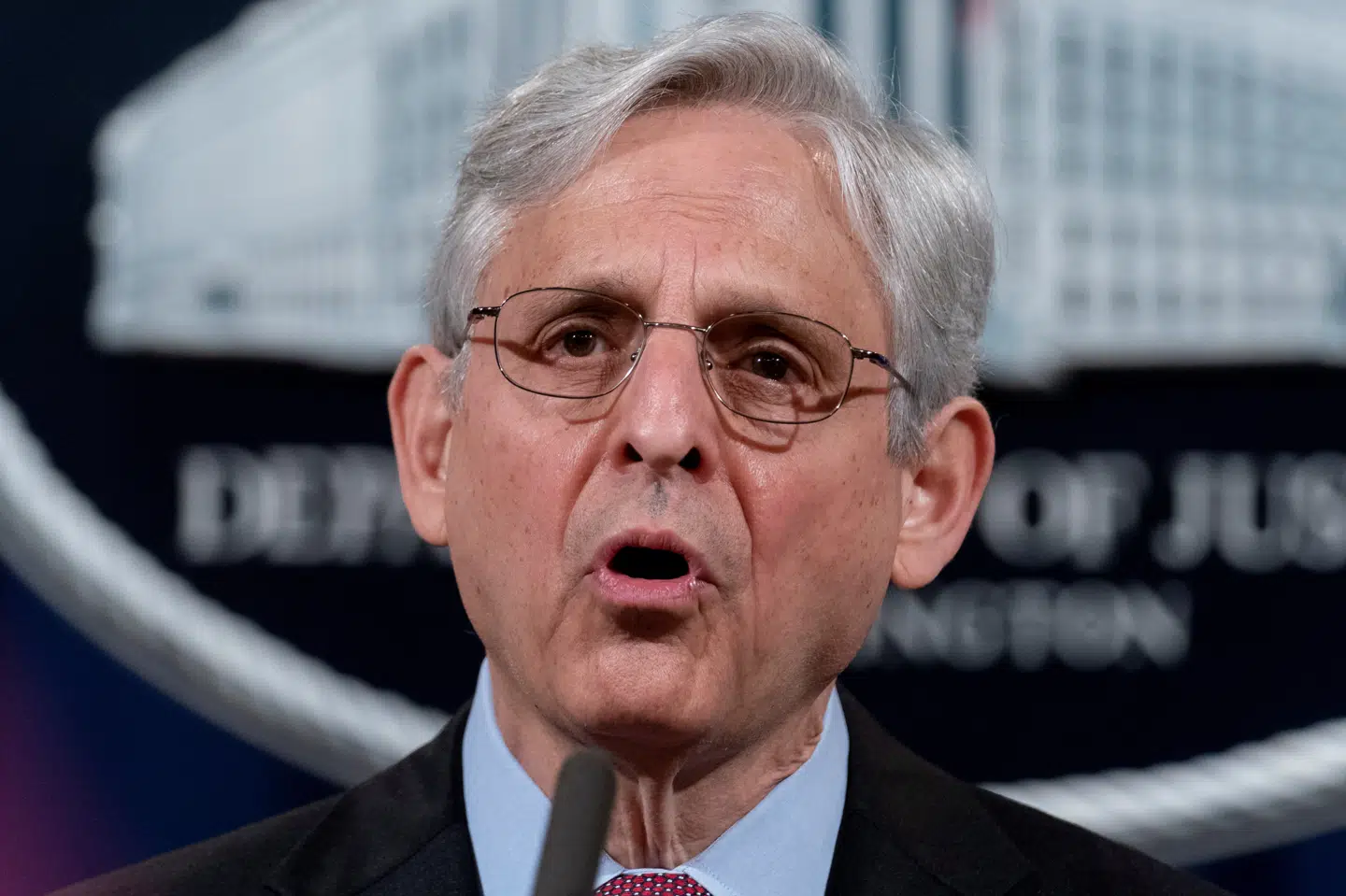 USA's justitsminister, Merrick Garland, siger, at politiet i Minneapolis skal undersøges efter en betjents drab på den sorte George Floyd. Pool/Reuters