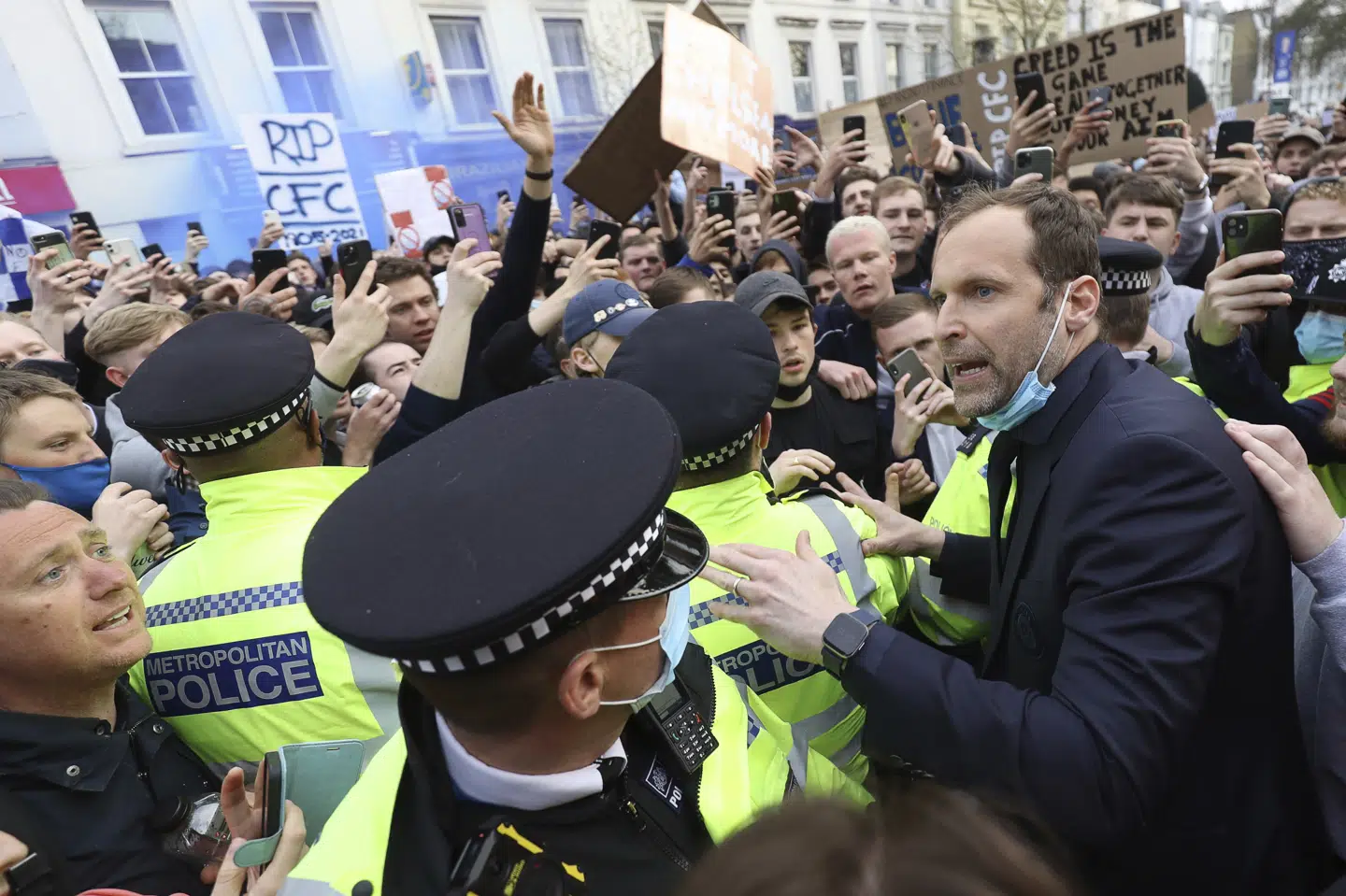 Store mængder af Chelsea-fans havde før tirsdagens hjemmekamp mod Brighton taget plads foran Stamford Bridge for at protestere over Super League-planer. Paul Terry/Ritzau Scanpix