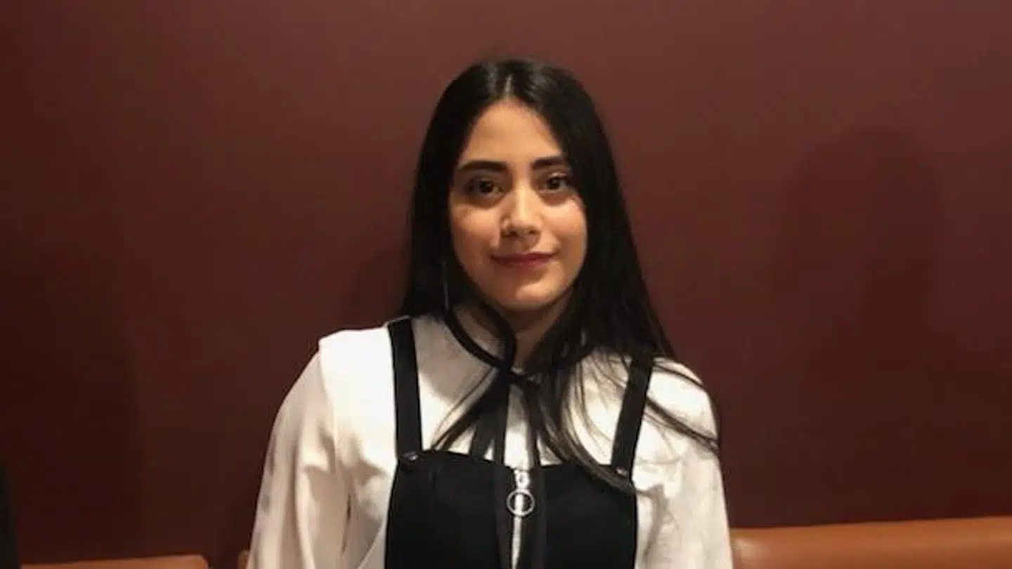 20-årige Aveen Issa har fået afslag på opholdstilladelse. Hun er færdig med sin HF næste år og drømmer om at læse medicin. Men nu har hun fået at vide, at hun skal rejse tilbage til Syrien, hvor hun frygter at blive dræbt.
