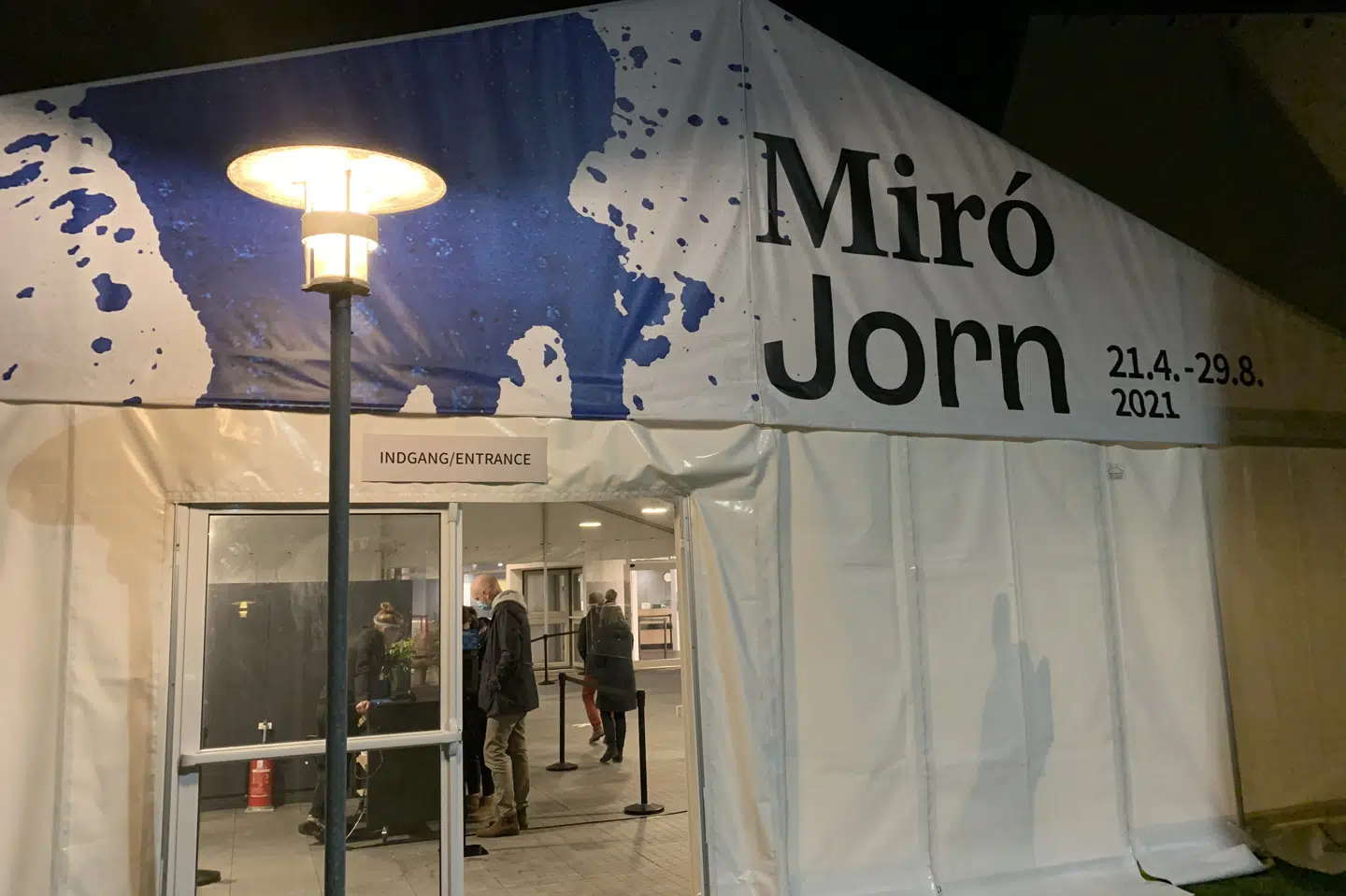 Et telt er sat op foran museets hovedindgang for at sikre god afstand mellem gæsterne ved ankomsten til museet. Foto: Museum Jorn./Free