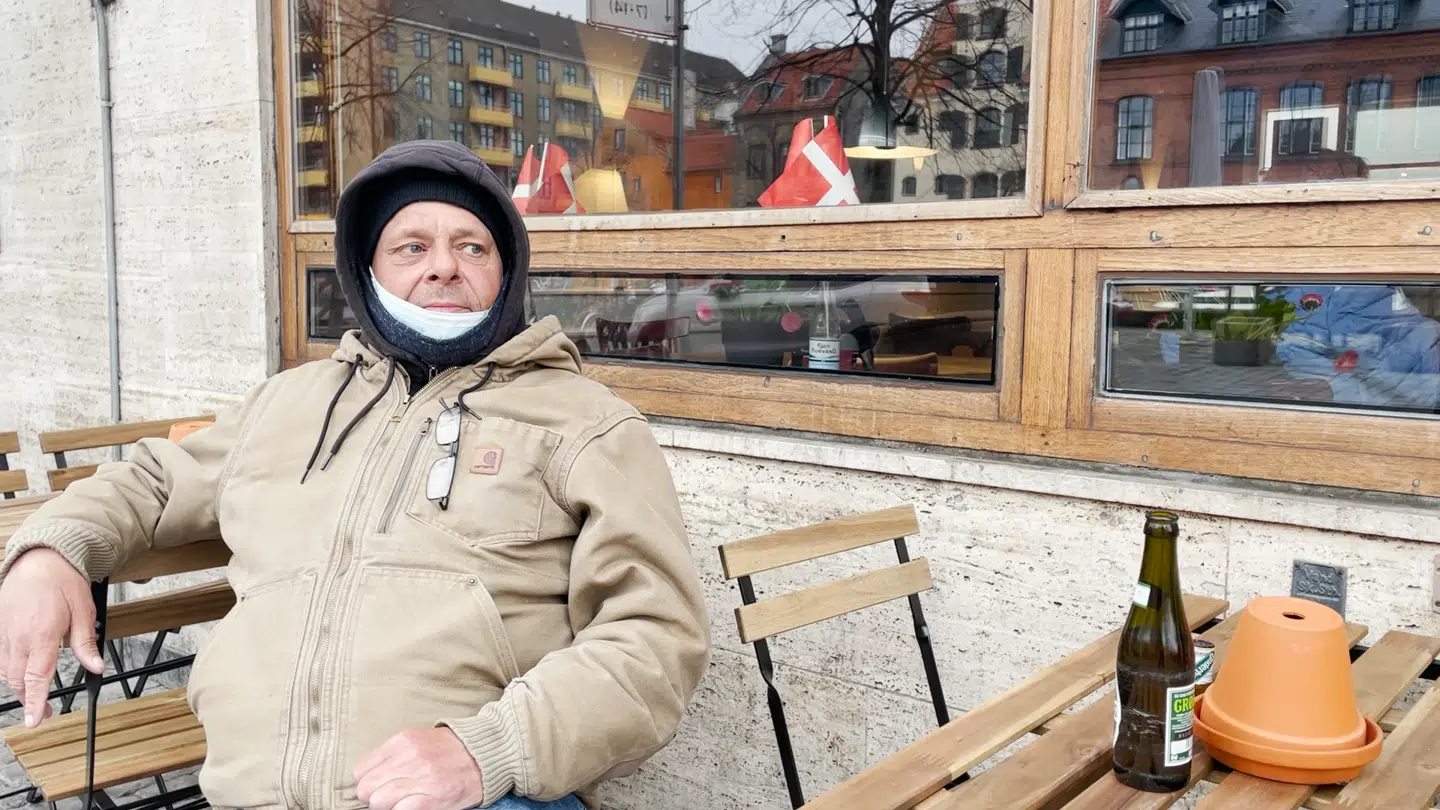 Basse stod klar udenfor Kanal Bodega klokken 08.00 onsdag morgen, da bodegaen genåbnede efter måneders nedlukning.
