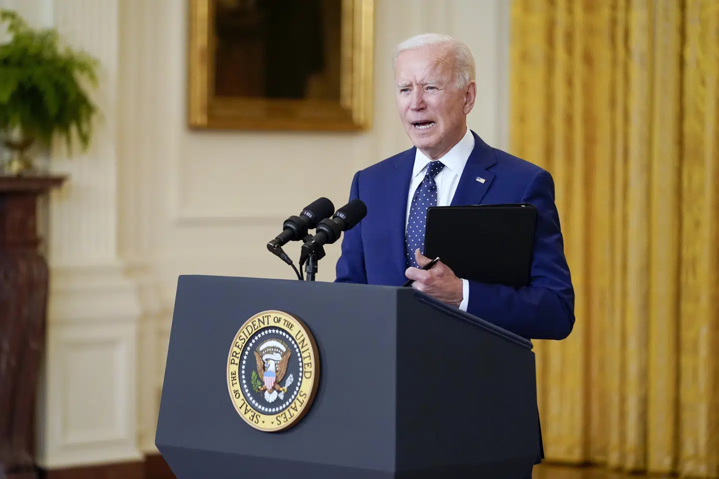 Præsident Joe Biden vil fremsætte et løfte om at halvere USA's udslip af drivhusgasser inden 2030, skriver nyhedsbureauet AP. Det er planen, at den nye amerikanske målsætning skal offentliggøres ved åbningen af Bidens klimatopmøde torsdag og fredag. Andrew Harnik/Ritzau Scanpix