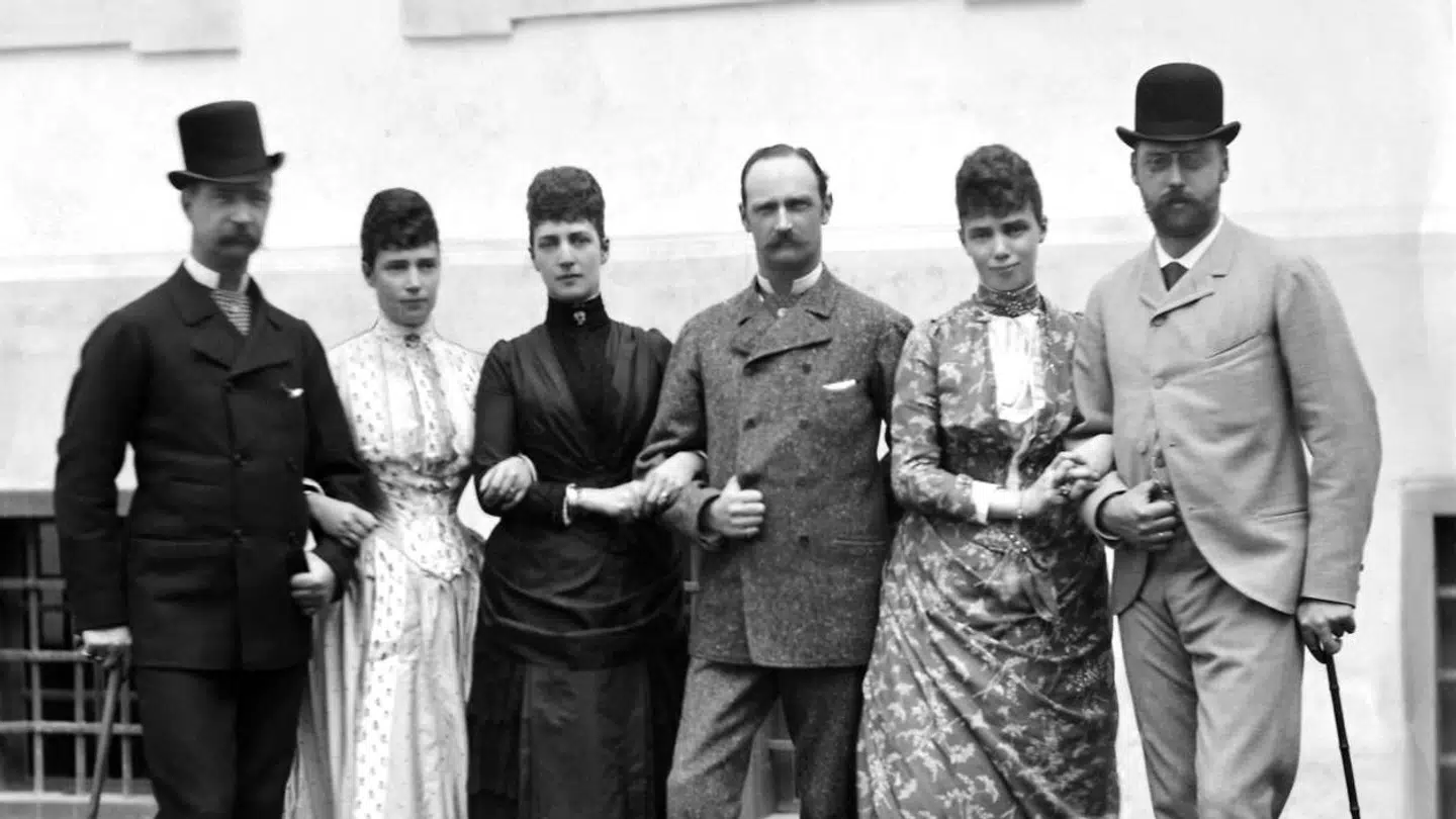 Kong Christian IX og dronning Louises 6 børn ses her foran Bernstorff Slot. Fra venstre: kong Georg af Grækenland, kejserinde Dagmar af Rusland, dronning Alexandra af England, kronprins Frederik (senere Frederik VIII) og storhertuginde Thyra samt prins Valdemar