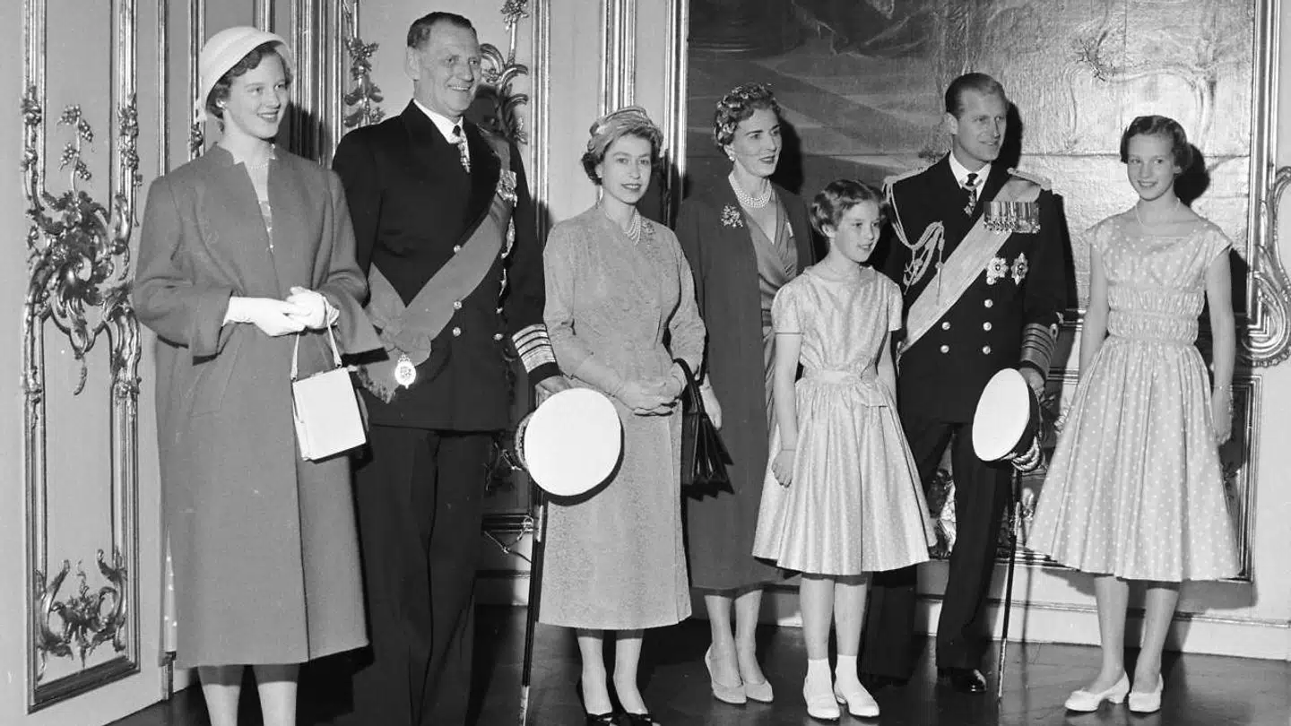 Storbritaniens Dronning Elizabeth II og Prins Philip var også på statsbesøg i Danmark fra den 21. maj til lørdag d. 25. maj 1957. Fra venstre ses: Prinsesse Margrethe, kong Frederik, dronning Elizabeth, dronning Ingrid, prinsesse Anne-Marie, prins Philip og prinsesse Benedikte.