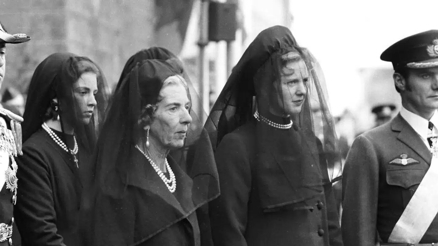 LIgesom dronning Elizabeth mistede dronning Margrethe sin far i en tidlig alder, hvorefter hun måtte overtage tronen.