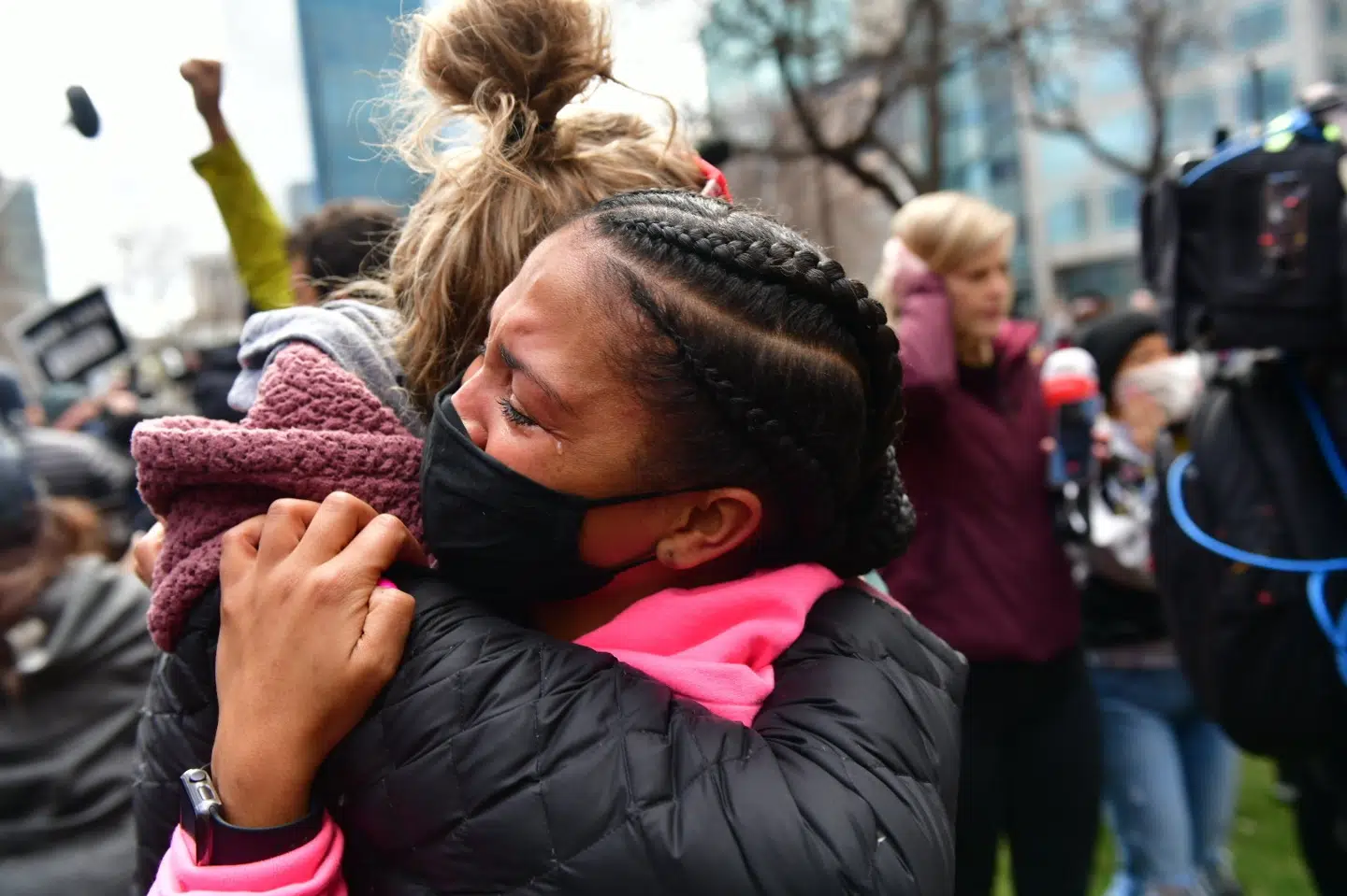 Der var lettelse og glædestårer blandt demonstranter uden for Hennepin County Government Center, da det stod klart, at Derek Chauvin er fundet skyldig i at have dræbt George Floyd. Imagespace/Mediapunch/Ritzau Scanpix