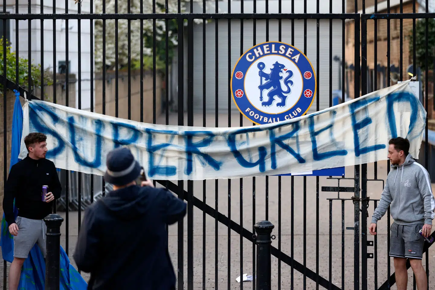 Chelsea-tilhængere i tusindvis demonstrerede tirsdag aften uden for klubbens stadion, Stamford Bridge, under opgøret mod Brighton. Fans var utilfredse med klubbens beslutning om at slutte sig til et forslag om at skabe en europæisk udbryderturnering for Europas bedste fodboldhold. Adrian Dennis/Ritzau Scanpix