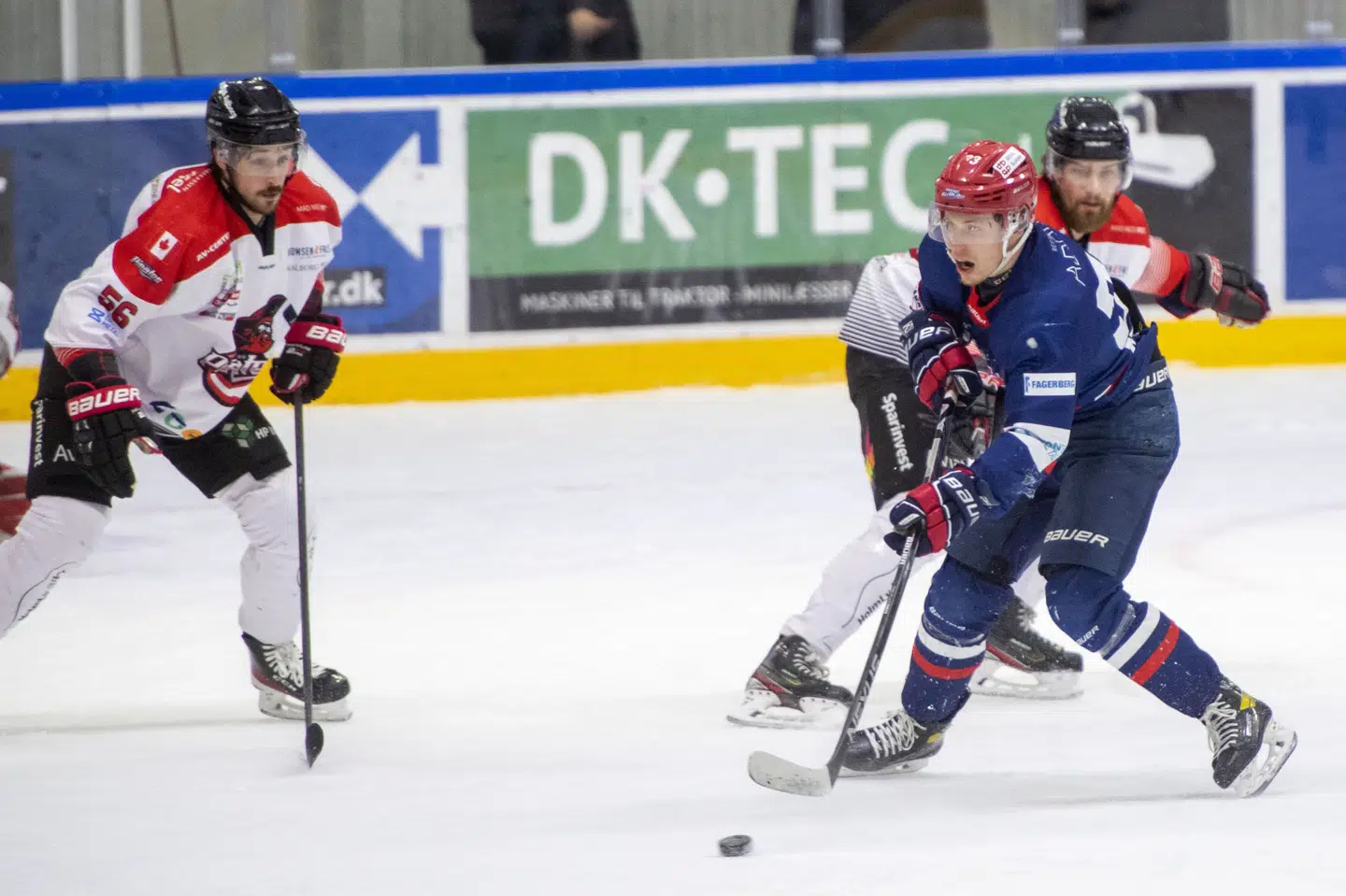 Rungsted Seier Capital (i blåt) er snublende tæt på at genvinde DM-titlen i ishockey efter endnu en sejr over Aalborg Pirates. Thomas Sjørup/Ritzau Scanpix