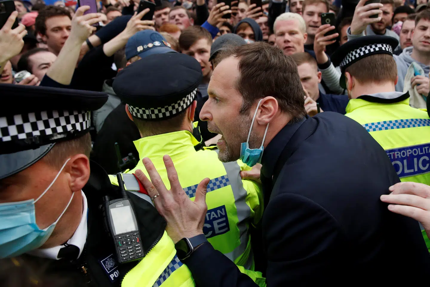 Peter Cech, teknisk direktør i Chelsea, var til stede, da mange Chelsea-fans demonstrerede mod Super League inden holdets hjemmekamp tirsdag aften mod Brighton. Matthew Childs/Reuters