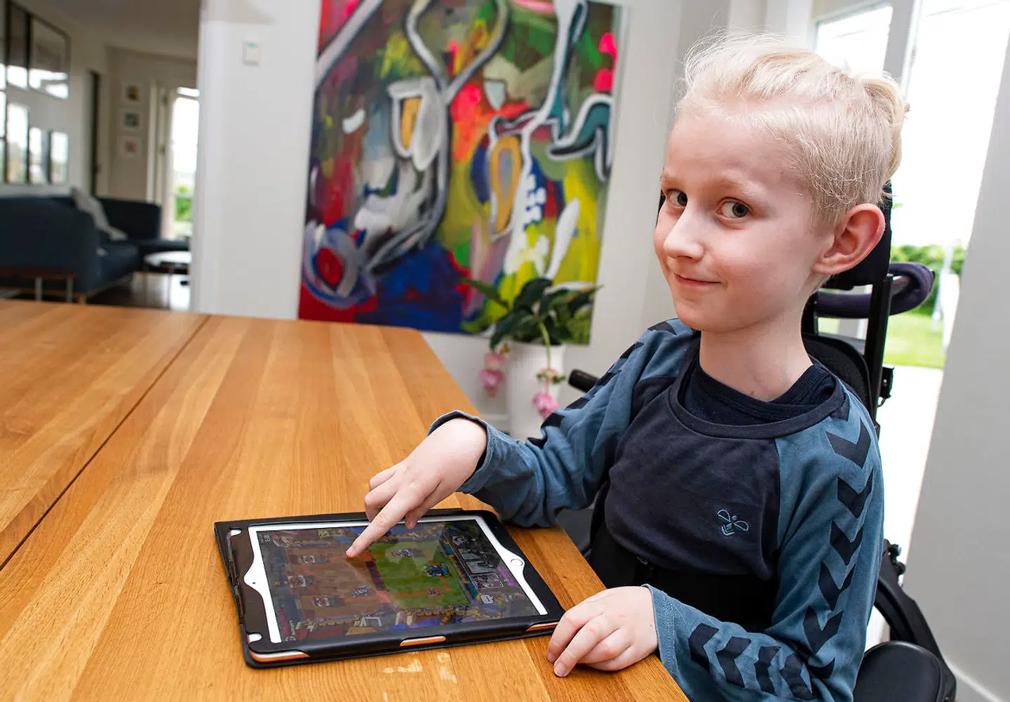 10-årige Benjamin, der lider af spinal muskelatrofi, mister flere og flere færdigheder. Fordi han bor i Danmark, er han afskåret fra at prøve den eneste medicin, der kan hjælpe ham. Han er et af de børn, der har fået afslag på erstatning af Vestre Landsret.