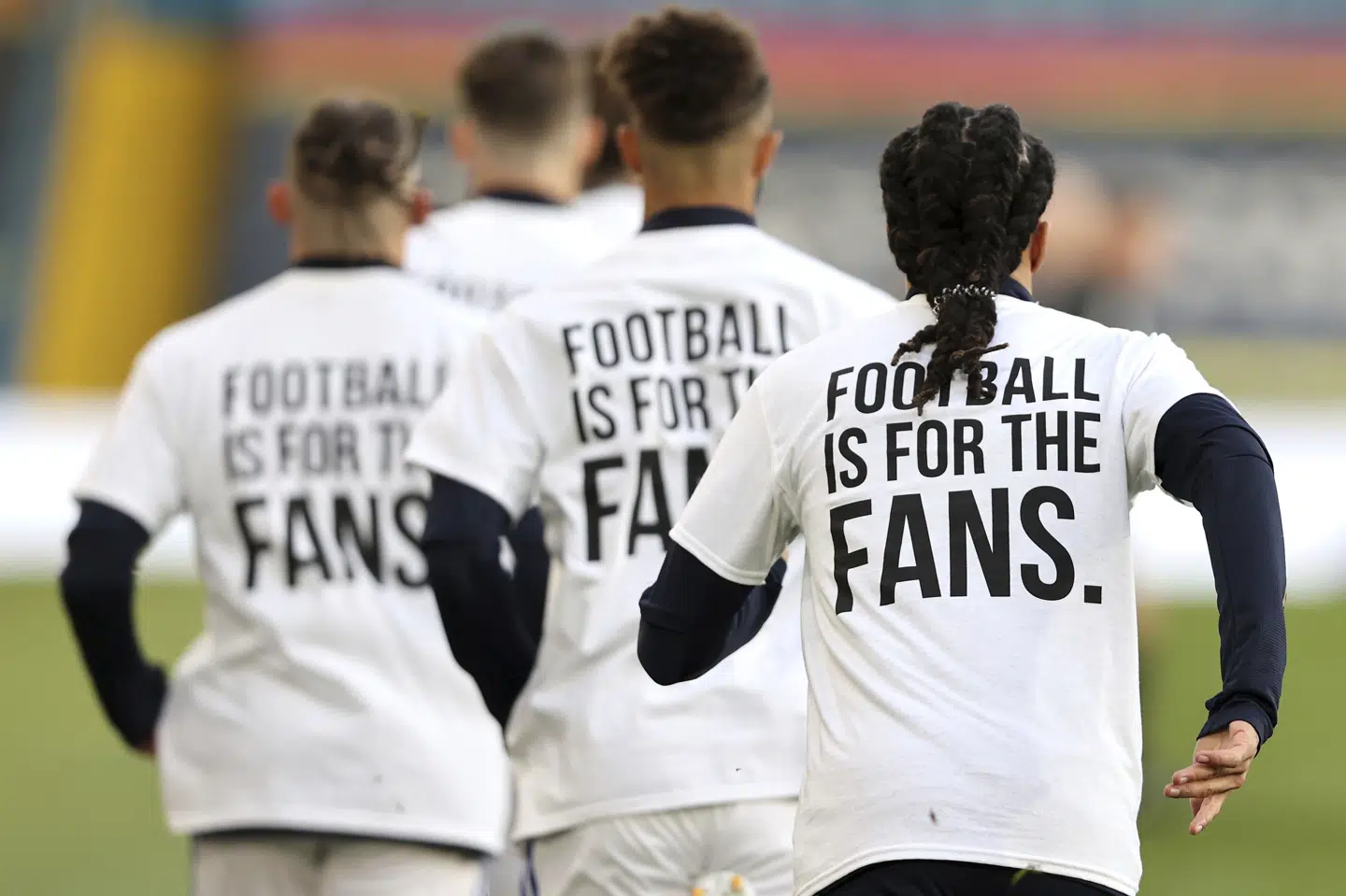 I mandagens kamp mod Liverpool bar Leeds-spillerne t-shirts med et tydeligt budskab rettet mod Liverpool, som er en af de seks engelske klubber, der vil ud af Champions League og ind i Super League. Clive Brunskill/Ritzau Scanpix