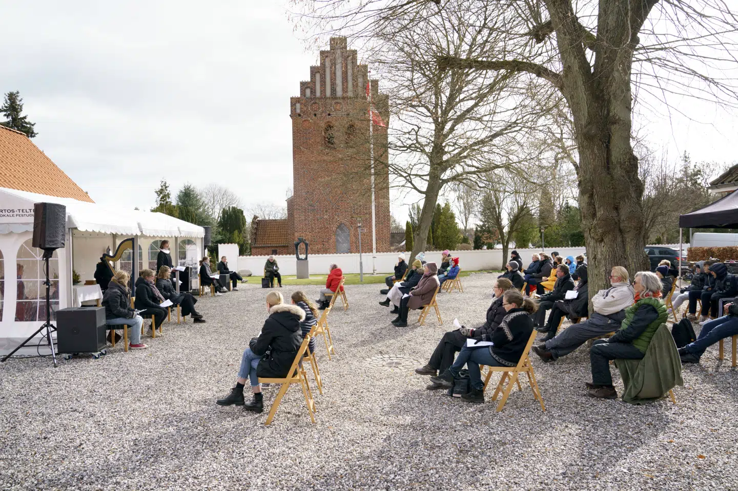 I påsken blev der flere steder eksperimenteret med udendørs gudstjenester. Men nu er der igen udsigt til, at flere kan samles i kirkerne og synge med på salmerne. (Arkivfoto). Keld Navntoft/Ritzau Scanpix