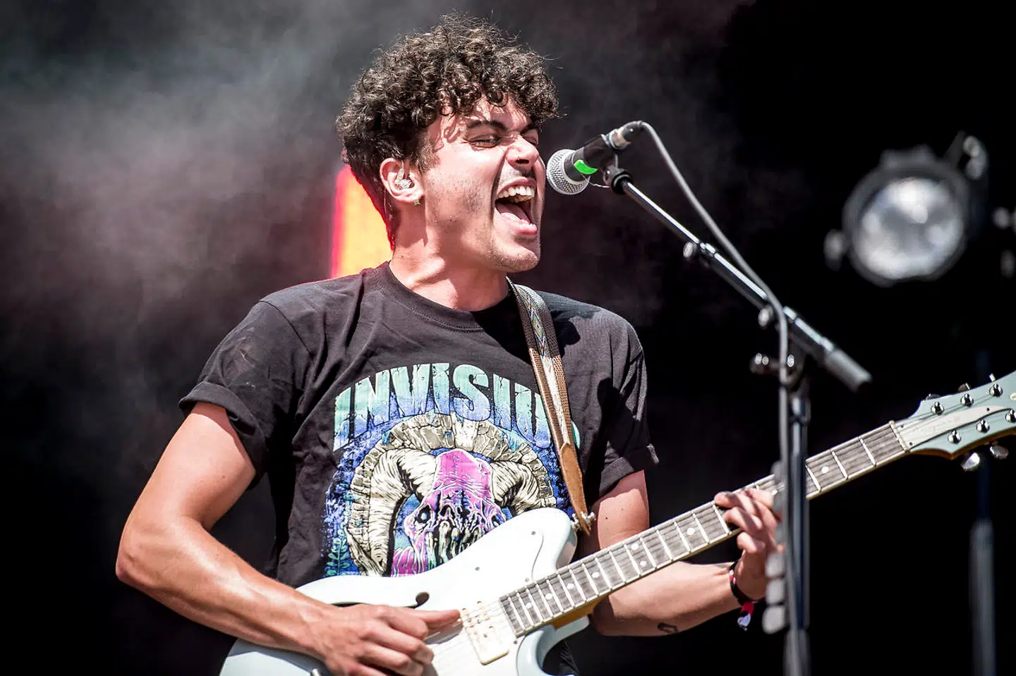 Alex Vargas spiller på rød scene under Tinderbox i Tusindårsskoven i Odense, torsdag den 28. juni 2018.. (Foto: Mads Claus Rasmussen/Ritzau Scanpix)