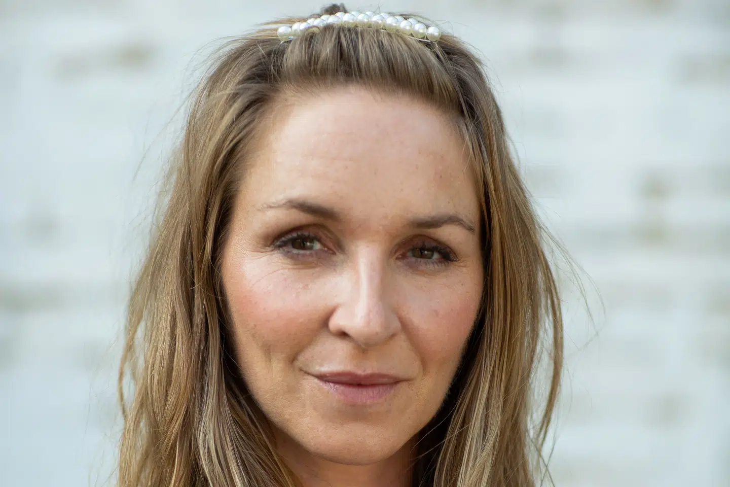 - Jeg håber, at folk finder ud af, at man kan lære noget af at lege med skuespil og udforske det selv. Eksempelvis ved at lære en tekst derhjemme eller tage et kursus, siger 47-årige Sonja Richter. Hun er aktuel i DR-programmet Den store premiere. Sille Serup/Free