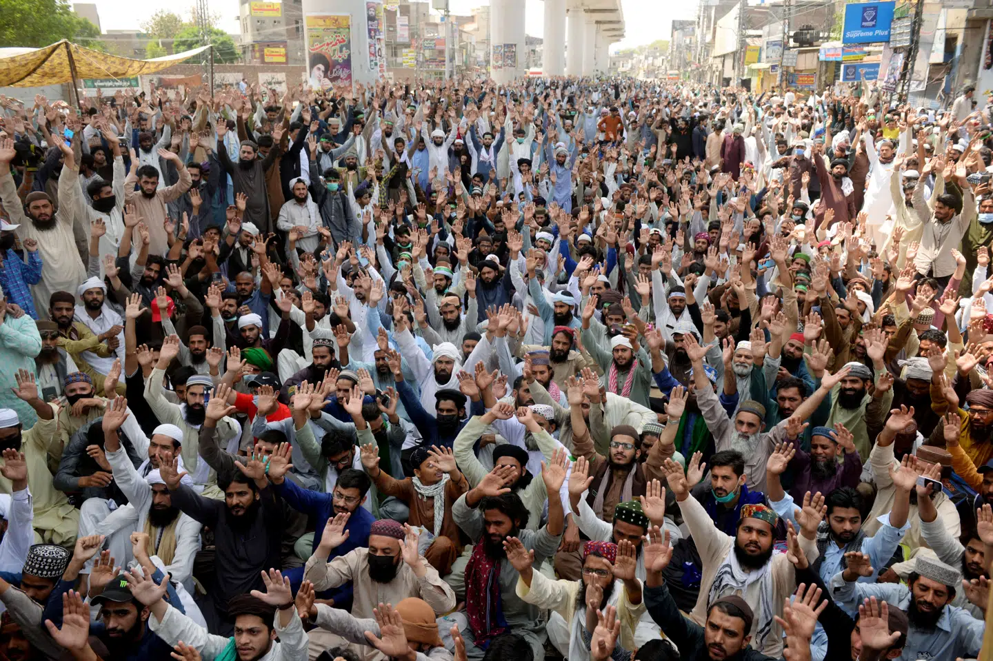 Det islamistiske parti TLP truer med nye omfattende protester, hvis fransk diplomat ikke udvises. Protesterne er udløst ved, at præsident Emmanuel Macron har forsvaret det satiriske magasin Charlie Hebdos ret til at offentliggøre karikaturtegninger af profeten Muhammed. Stringer/Reuters