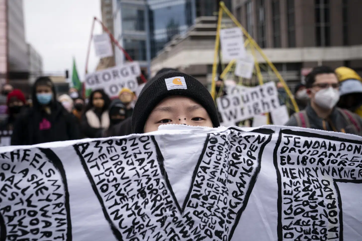 Demonstranter har forsamlet sig nær Hennepin County Government Center i Minneapolis mandag. John Minchillo/Ritzau Scanpix