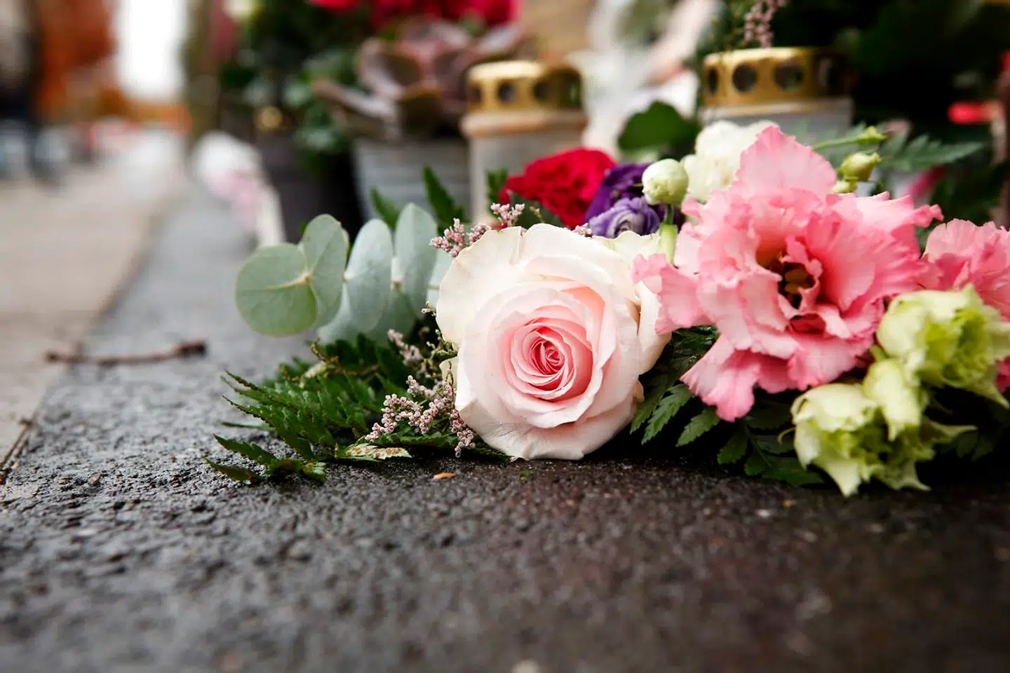 Blomster i massevis på fortovet, hvor pigen blev dræbt.