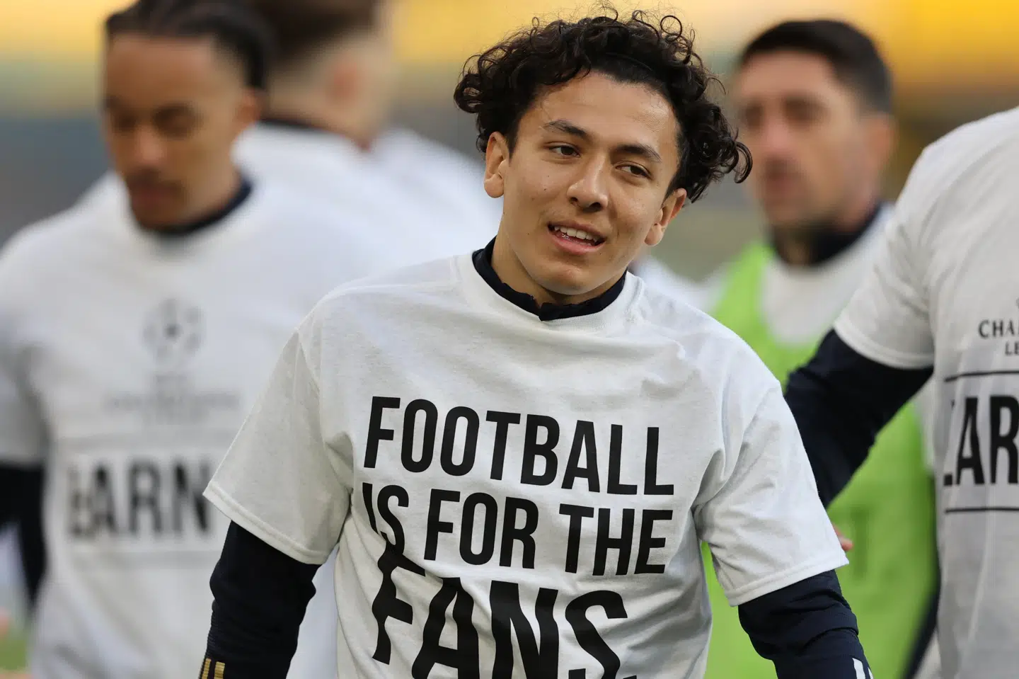 Leeds-spillerne varmede op i trøjer med en hilsen til modstanderen Liverpool, som er blandt de 12 klubber, der agter at starte en europæisk superliga uden om Uefas turneringer. Clive Brunskill/Reuters