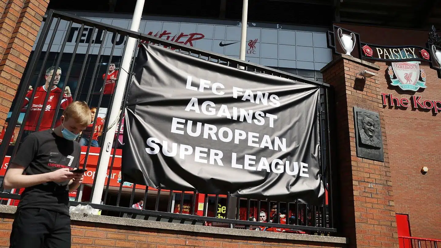 Et anti Super League-banner foran Liverpools hjemmebane Anfield. Liverpool er en af 12 klubber, der har dannet en ny liga.