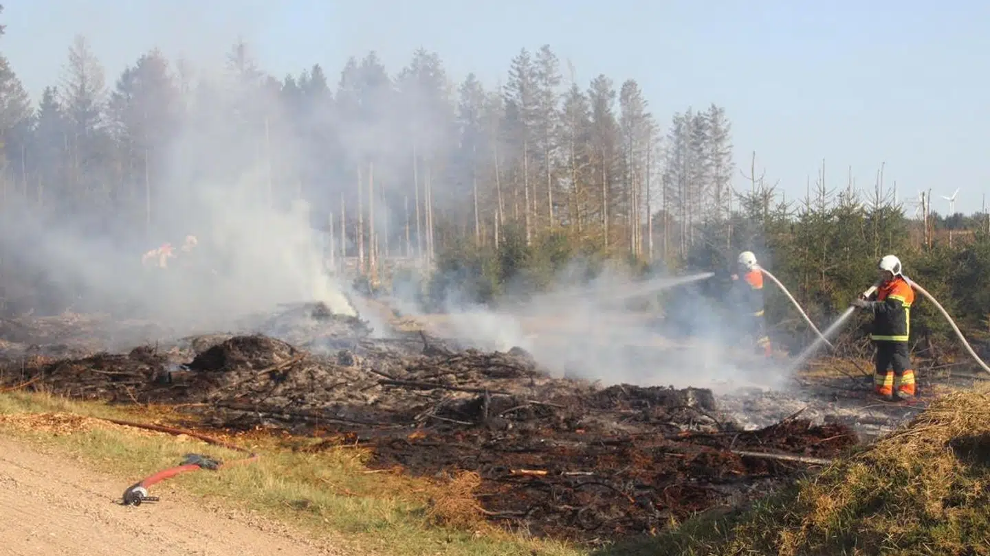 Brandvæsnet slukker en brand nord for Herning.