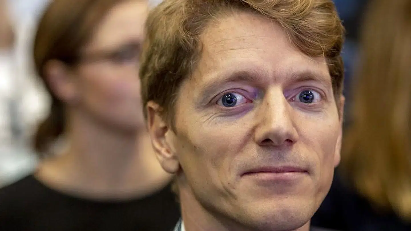 Robert Uggla støtter den afgående direktør.