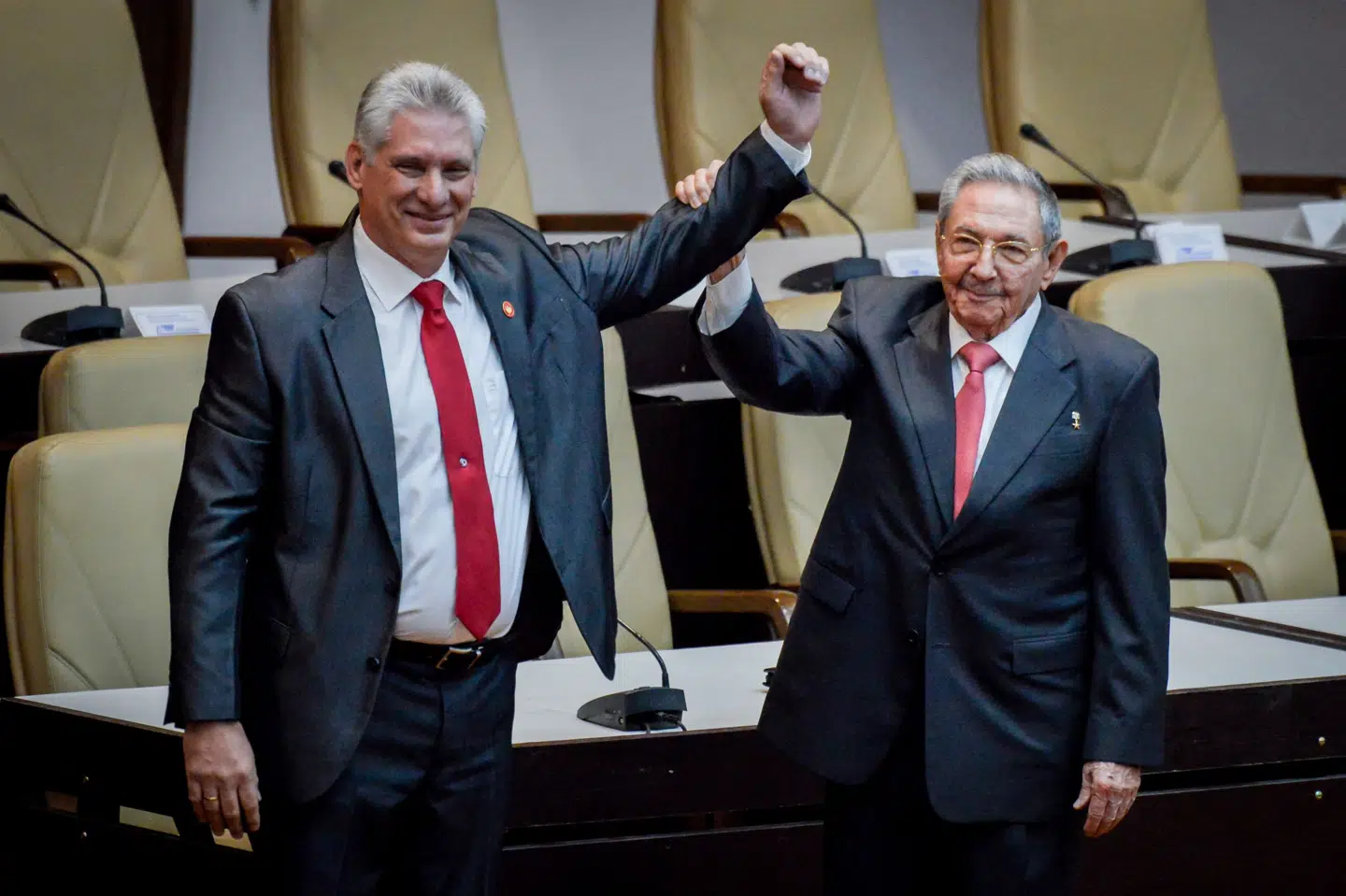 Billedet her er fra 2018 og viser Raul Castro (til højre) og Miguel Diaz-Canel (til venstre), i forbindelse med at sidstnævnte blev udnævnt som cubansk præsident (Arkivfoto). Adalberto Roque/Ritzau Scanpix