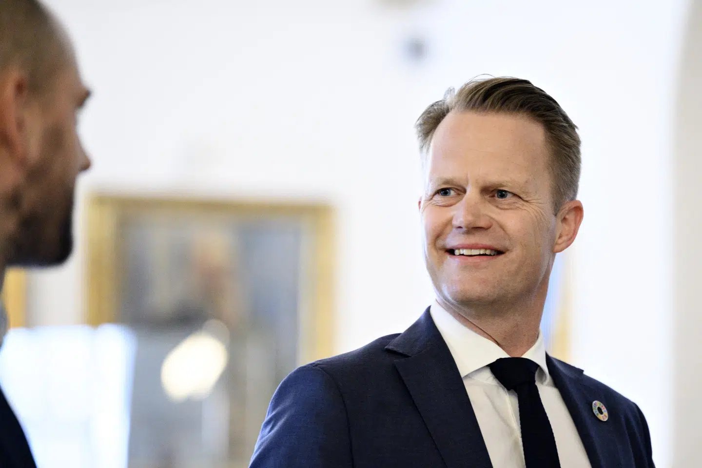 - Nu handler det om deeskalering, da der står over 100.000 russiske tropper linet op ved grænsen. Men det er klart, at hvis Rusland fortsætter disse provokationer, så er jeg bestemt meget åben over for yderligere sanktioner, siger Kofod (S) efter EU-mødet på video mandag. Philip Davali/Ritzau Scanpix