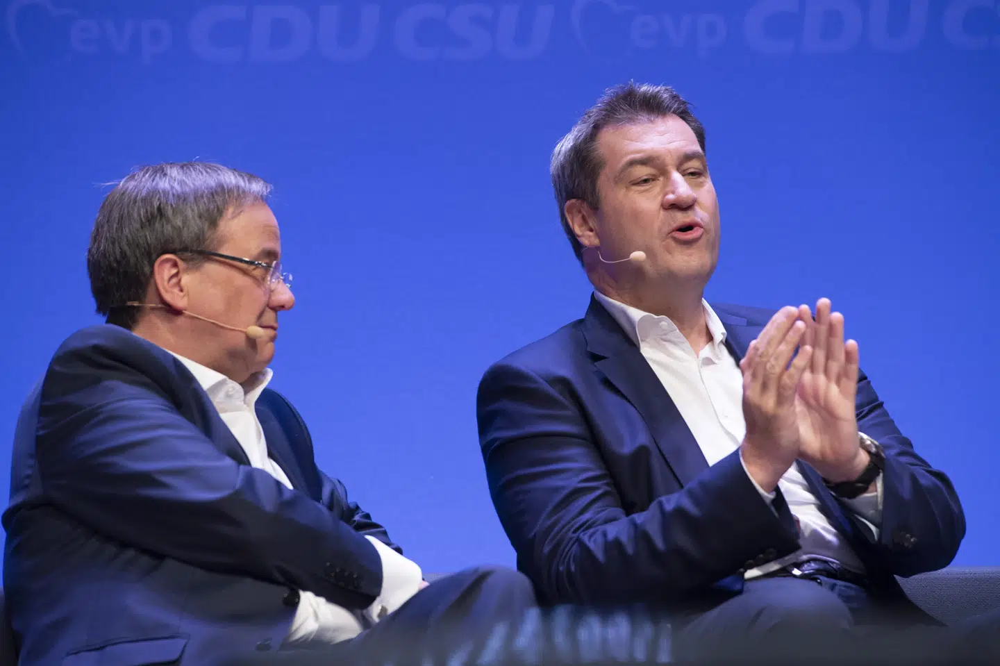 Armin Laschet (tv), som er partileder i Tysklands kristelige demokratiske parti, CDU, siger, at han har inviteret sin bayerske rival, Markus Söder (th), til et møde mandag. På mødet vil han fremlægge en plan for, hvordan og hvornår det skal afgøres, hvem af de to der skal være kandidat til kanslerposten i den kommende valgkamp. Malte Ossowski/Sven Simon/Ritzau Scanpix