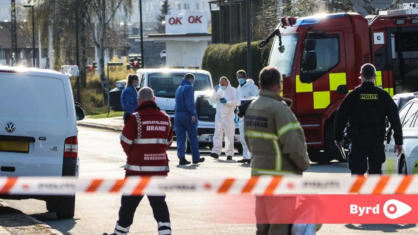 Både brandvæsen, politi, ambulancer og kriminalteknikere er til stede ved politiaktionen. Foto: Mikkel Johansen, Byrd