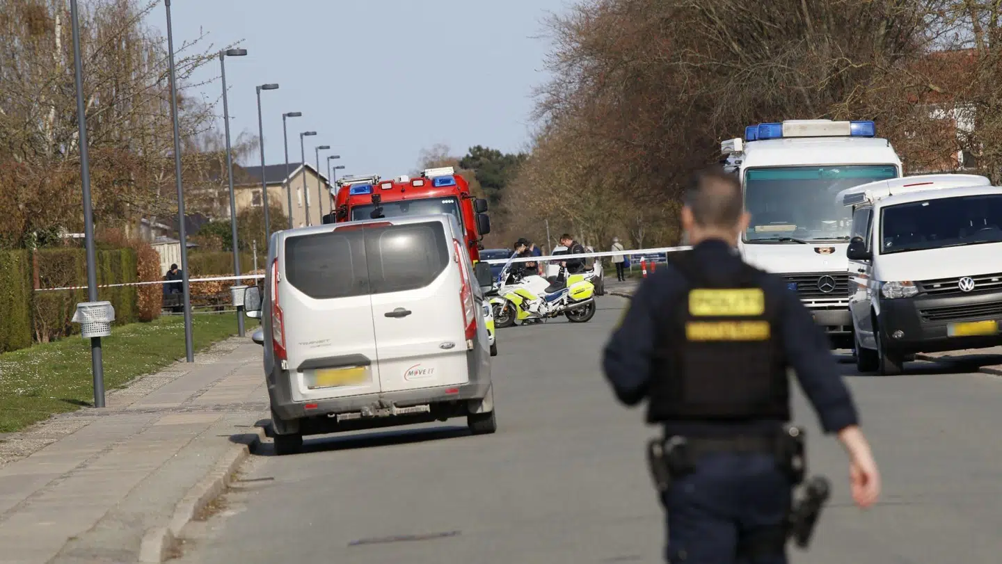 Politiet er søndag eftermiddag massivt til stede i et boligområde på Amager. Foto: Presse-fotos.dk