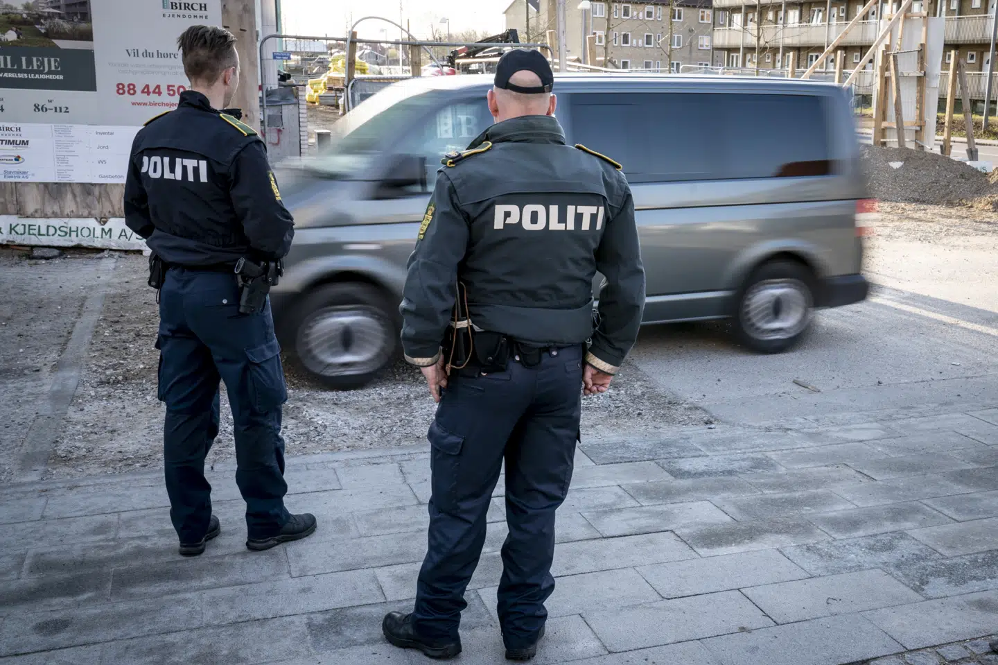 13 personer er sigtet i terrorsag med tråde til Tyskland og Sverige. Advokat mener, at sagen fremstår mere alvorlig udadtil, end den i virkeligheden er. Men på grund af lukkede døre ved retsmøder får offentligheden ikke kendskab til sagen. Syv af de sigtede skal mandag have Retten i Holbæk til at vurdere, om de fortsat skal sidde fængslet, mens politiet efterforsker sagen. Mads Claus Rasmussen/Ritzau Scanpix