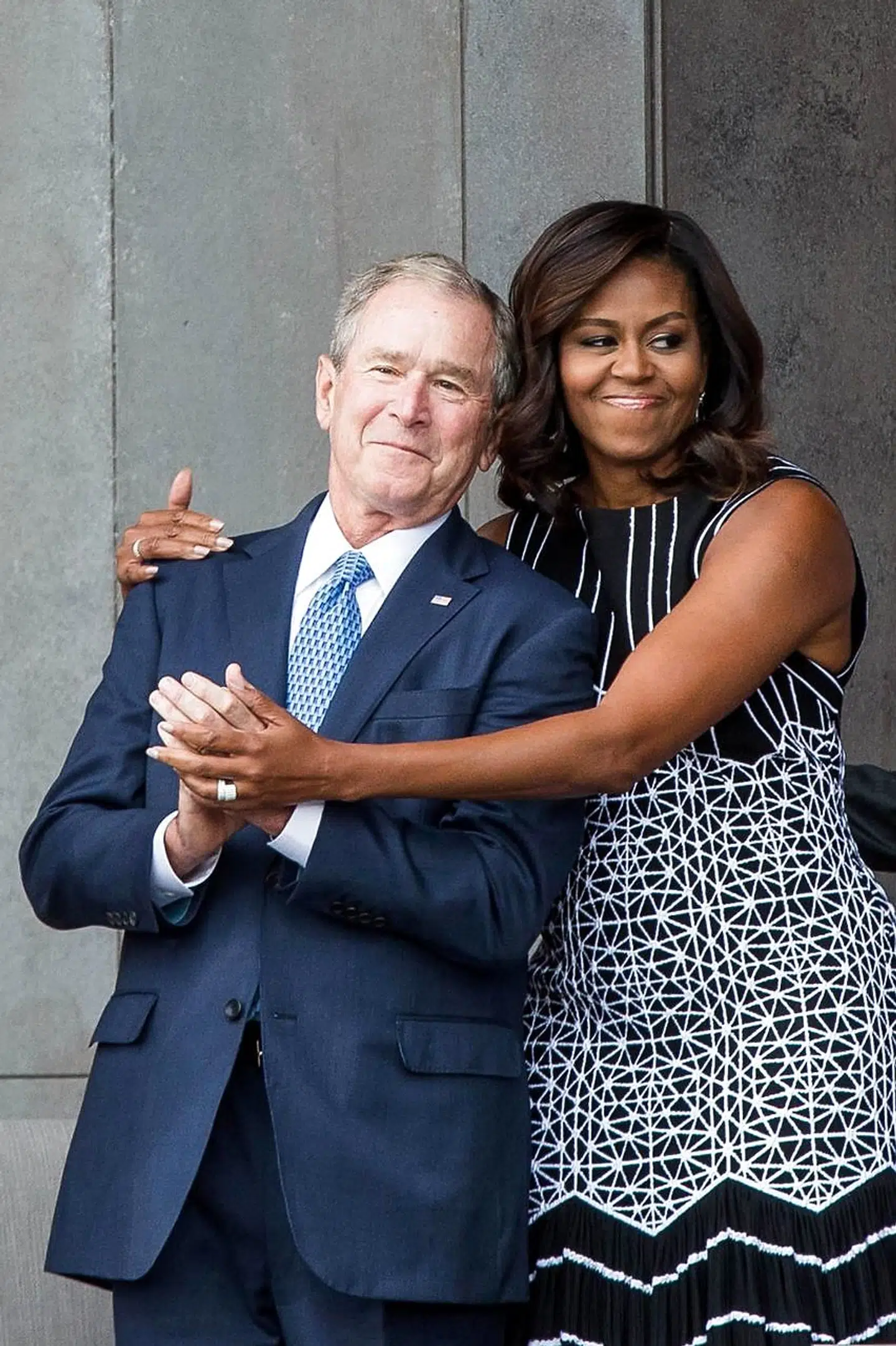 George W. Bush og Michelle Obama krammer på Smithsonian National Museum of African American History and Culture.