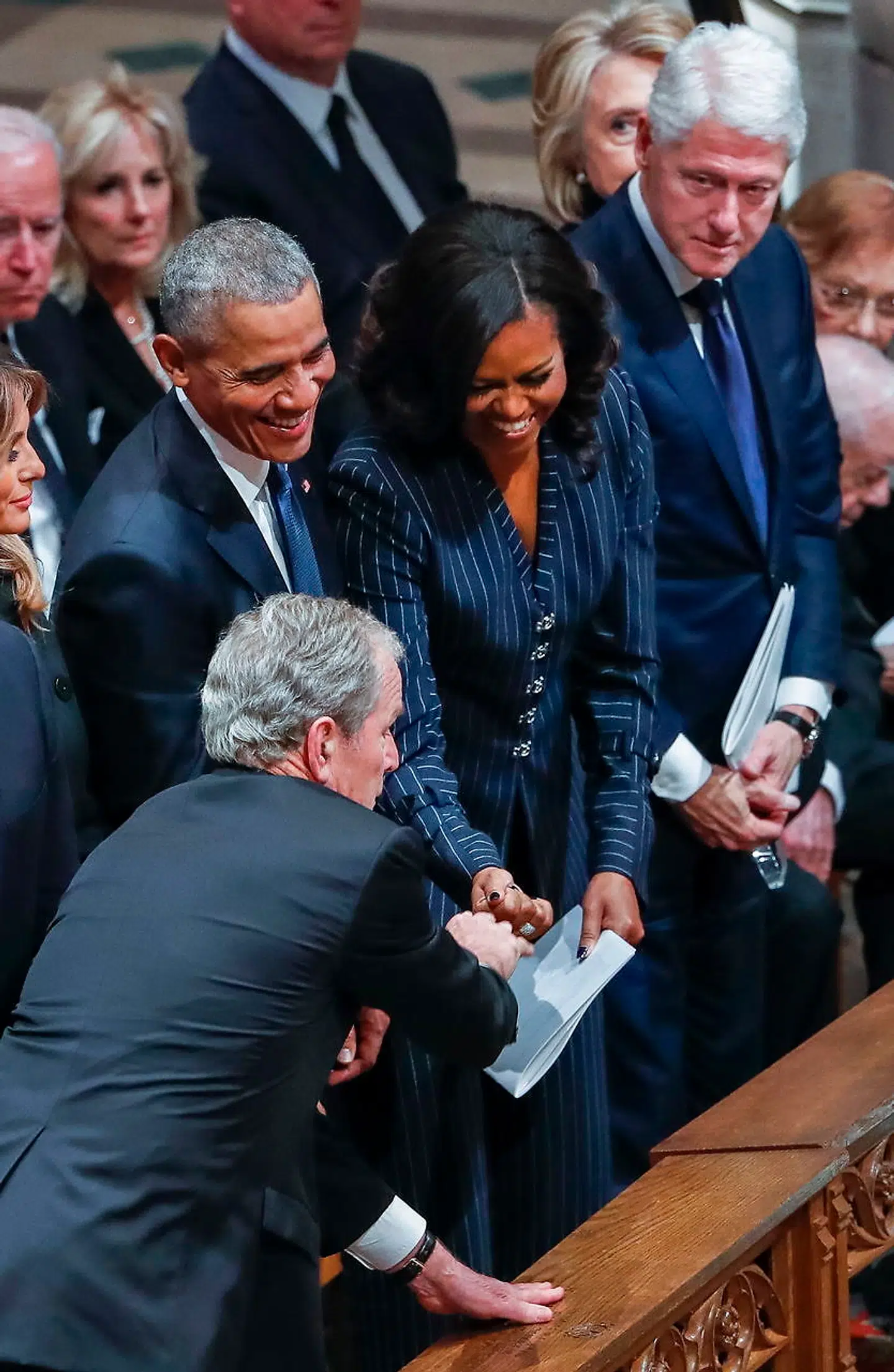 Også ved mindehøjtideligheden for George H.W. Bush gav George W. Bush en pastil til Michelle Obama. det var senere i 2018.