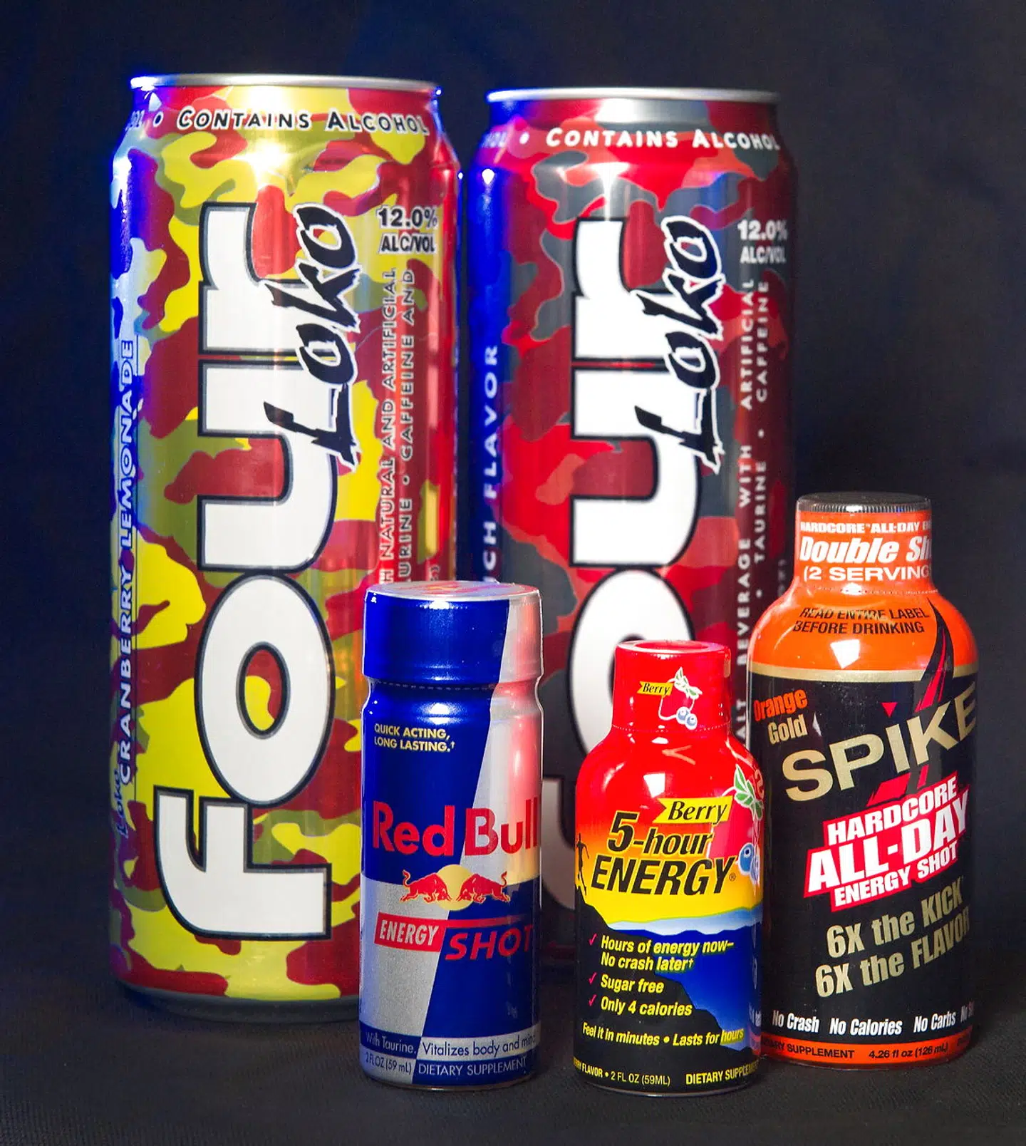 Nogle energidrikke indeholder også alkohol som disse dåser (bagest) 'Four Loko' maltdrikke.