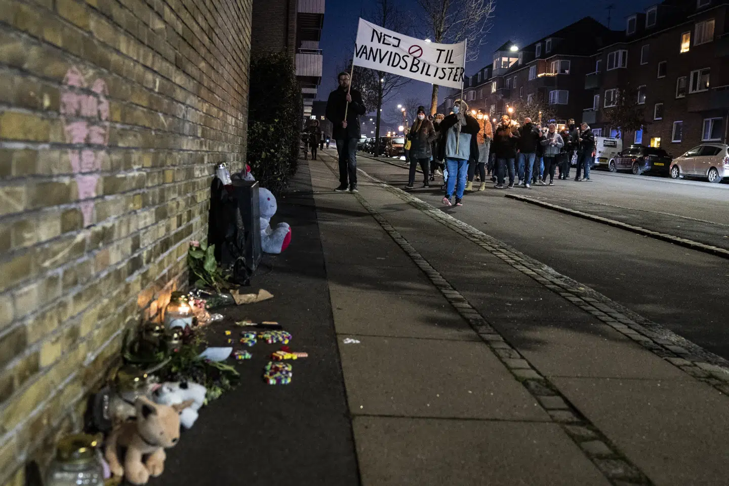 Københavnere lagde blomster, lys og bamser og gik i fakkeloptog på Peter Bangs Vej, hvor en femårig pige blev dræbt af en flugtbilist. Mandag indleder Retten på Frederiksberg sagen mod en 21-årig mand, der blandt andet er tiltalt for uagtsomt manddrab i forbindelse med ulykken.(Arkivfoto). Martin Sylvest/Ritzau Scanpix