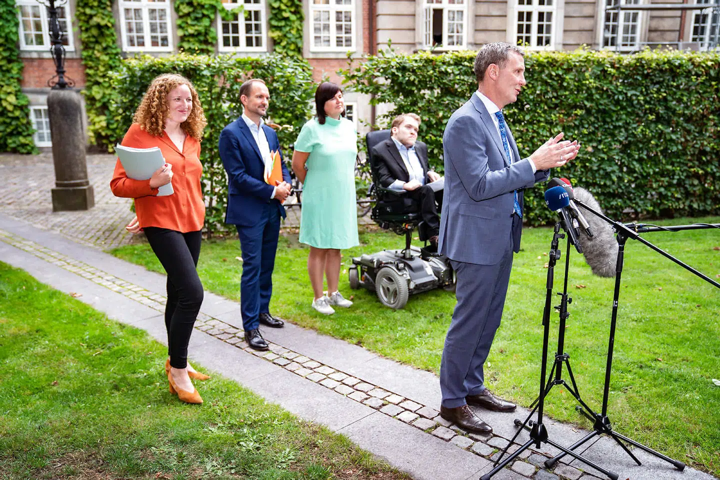 Sådan så det ud, da justitsminister Nick Hækkerup (S), Jeppe Bruus (S) Rosa Lund (EL), Karina Lorentzen (SF) og Kristian Hegaard (RV) præsenterede ny aftale om samtykkelov i Justitsministeriets gård tirsdag den 1. september 2020.