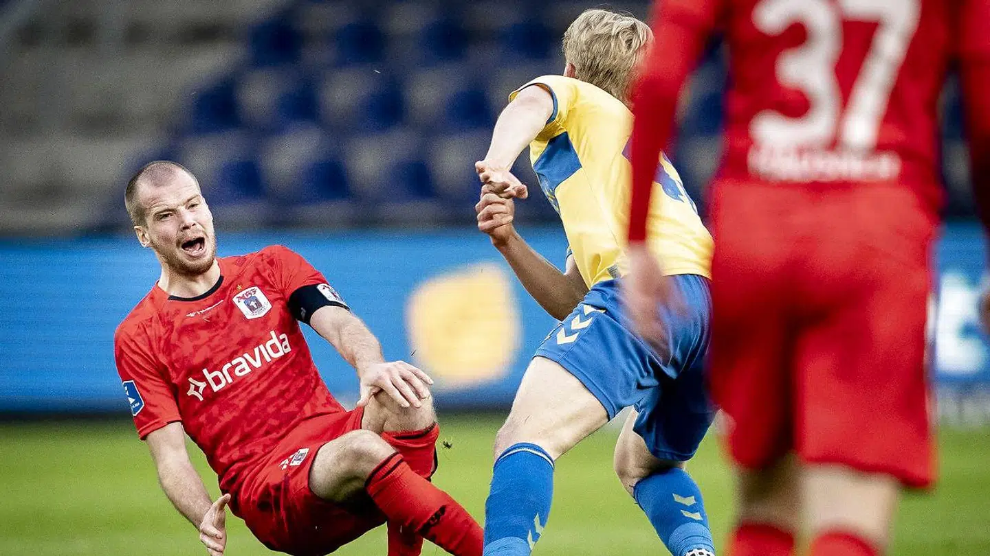 Der blev gået til stålet. Og Brøndbys Tobias Børkeeiet så rødt undervejs med to gule kort på få sekunder i slutningen af opgøret.