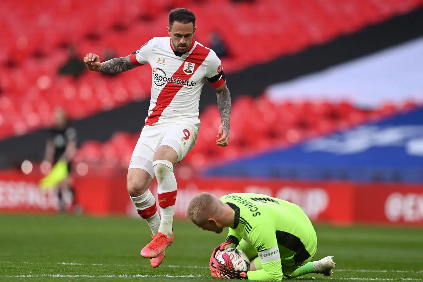 Kasper Schmeichel havde ikke det store at se til i Leicester-målet, da holdet slog Southampton i FA Cup-semifinalen. Neil Hall/Reuters