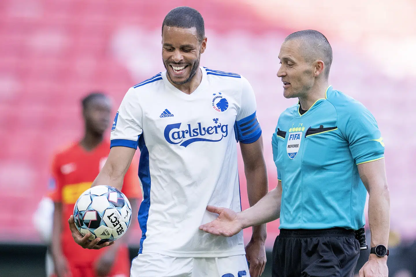 Mathias Zanka Jørgensen og dommer Mads-Kristoffer Kristoffersen taler sammen under søndagens opgør mellem FC København og FC Nordsjælland. Kampen blev spillet uden publikum, men på onsdag vender tilskuerne tilbage. Claus Bech/Ritzau Scanpix