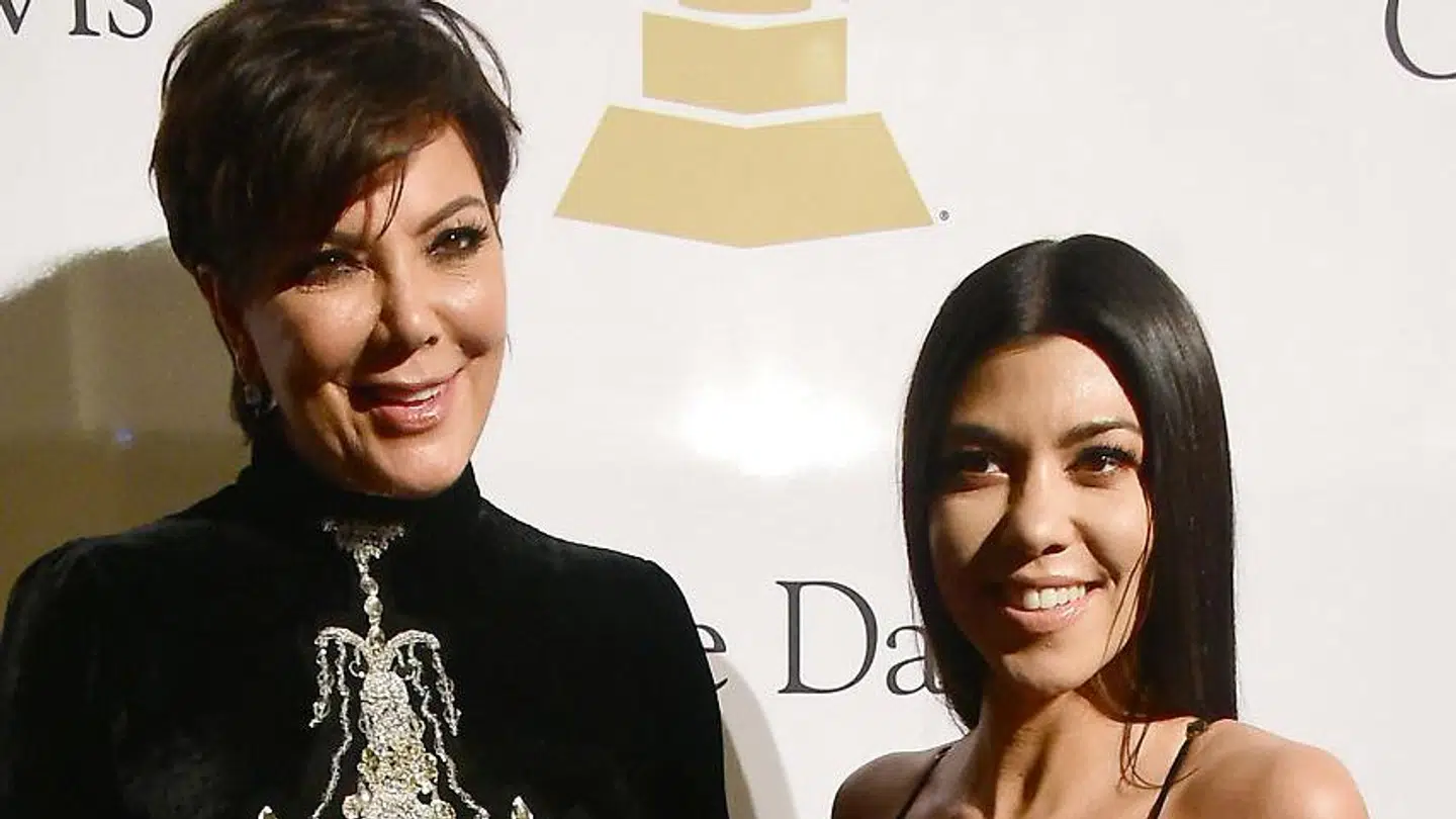 Kris Jenner ses her med sin ældste datter Kourtney Kardashian.