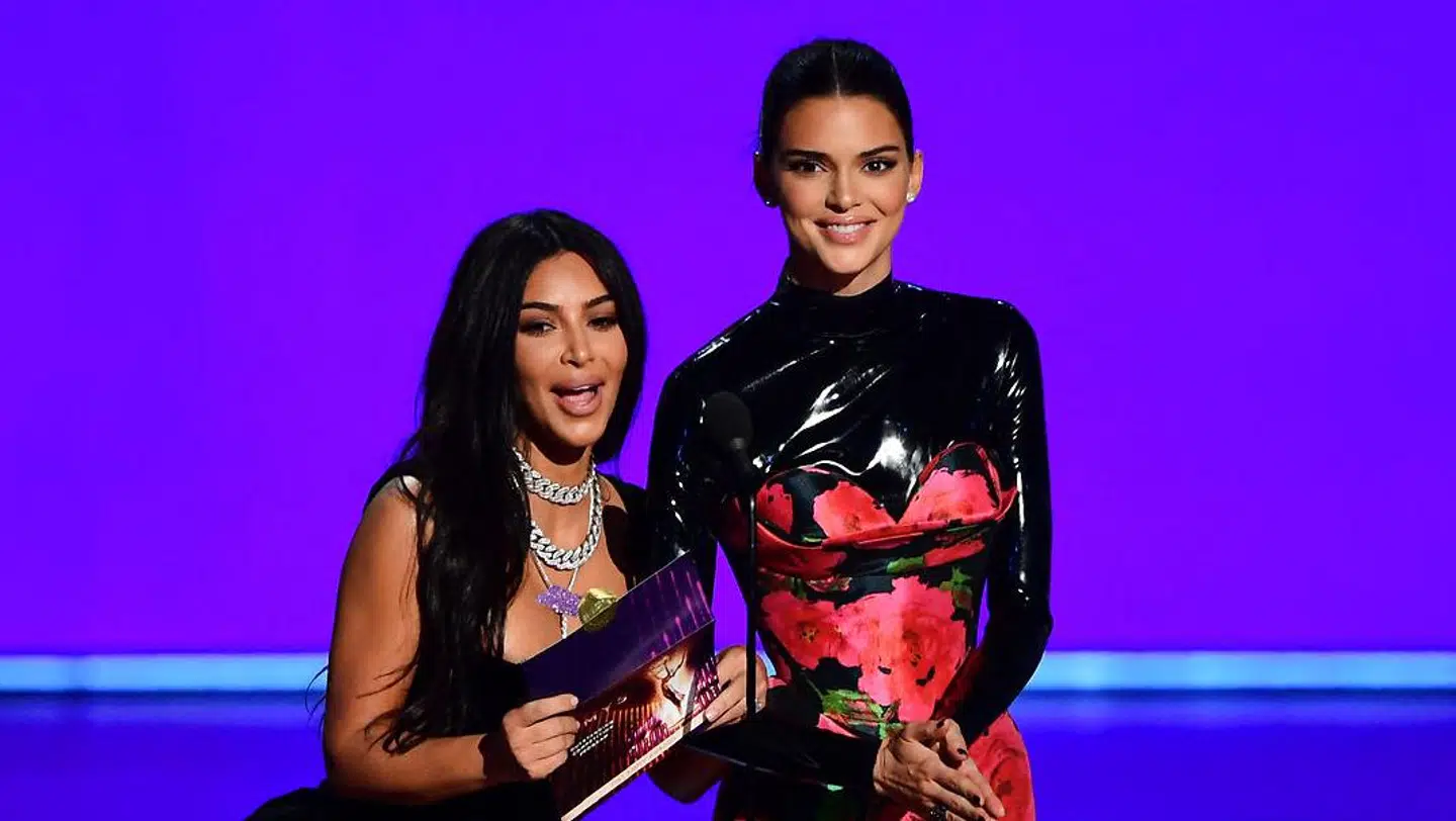 Kim Kardashian (tv) ses her ved siden af Kendall Jenner (th).