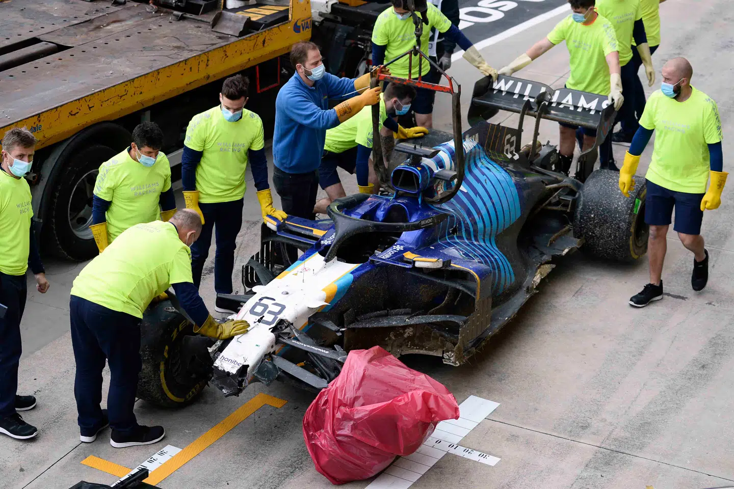 Mekanikere med Williams-vraget efter George Russells crash med Valtteri Bottas.