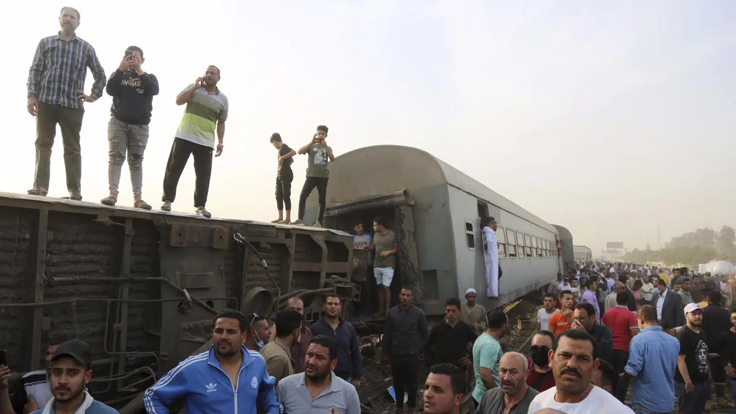 Folk er forsamlet ved det sted i den egyptiske provins Qalyubia, hvor et tog søndag forulykkede. Flere vogne kørte af sporet, meddeler guvernøren i regionen. Mindst 97 mennesker er kommet til skade.