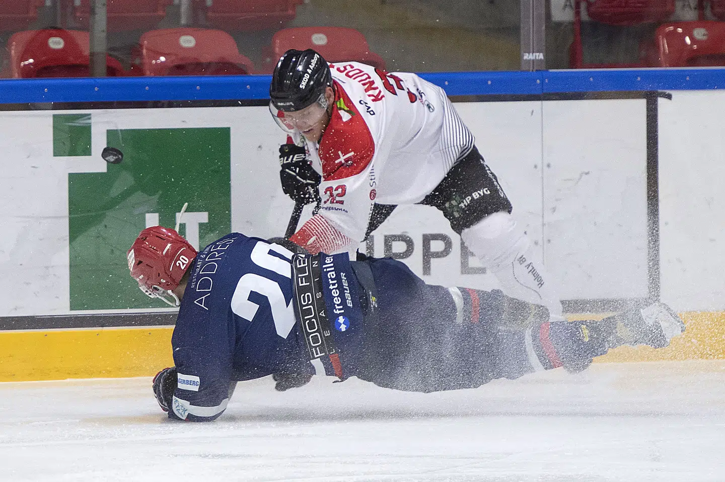 Lasse Bo Knudsen (i hvidt) stod for to mål for Aalborg Pirates søndag, men det var ikke nok til at udligne i finaleserien. Thomas Sjørup/Ritzau Scanpix
