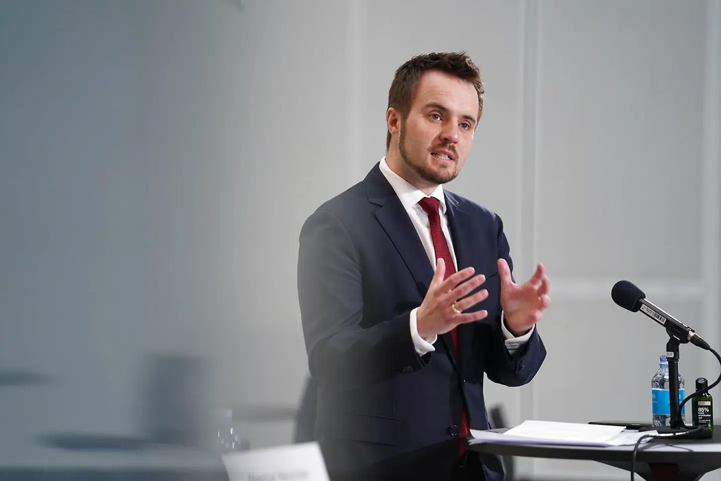»I lande omkring ser vi nu, at der bliver lukket ned igen, fordi smitten er steget kraftigt. Der skal vi ikke ende her i Danmark, og derfor er vi nødt til fortsat at have restriktioner og retningslinjer,« siger erhvervsminister Simon Kollerup (S).