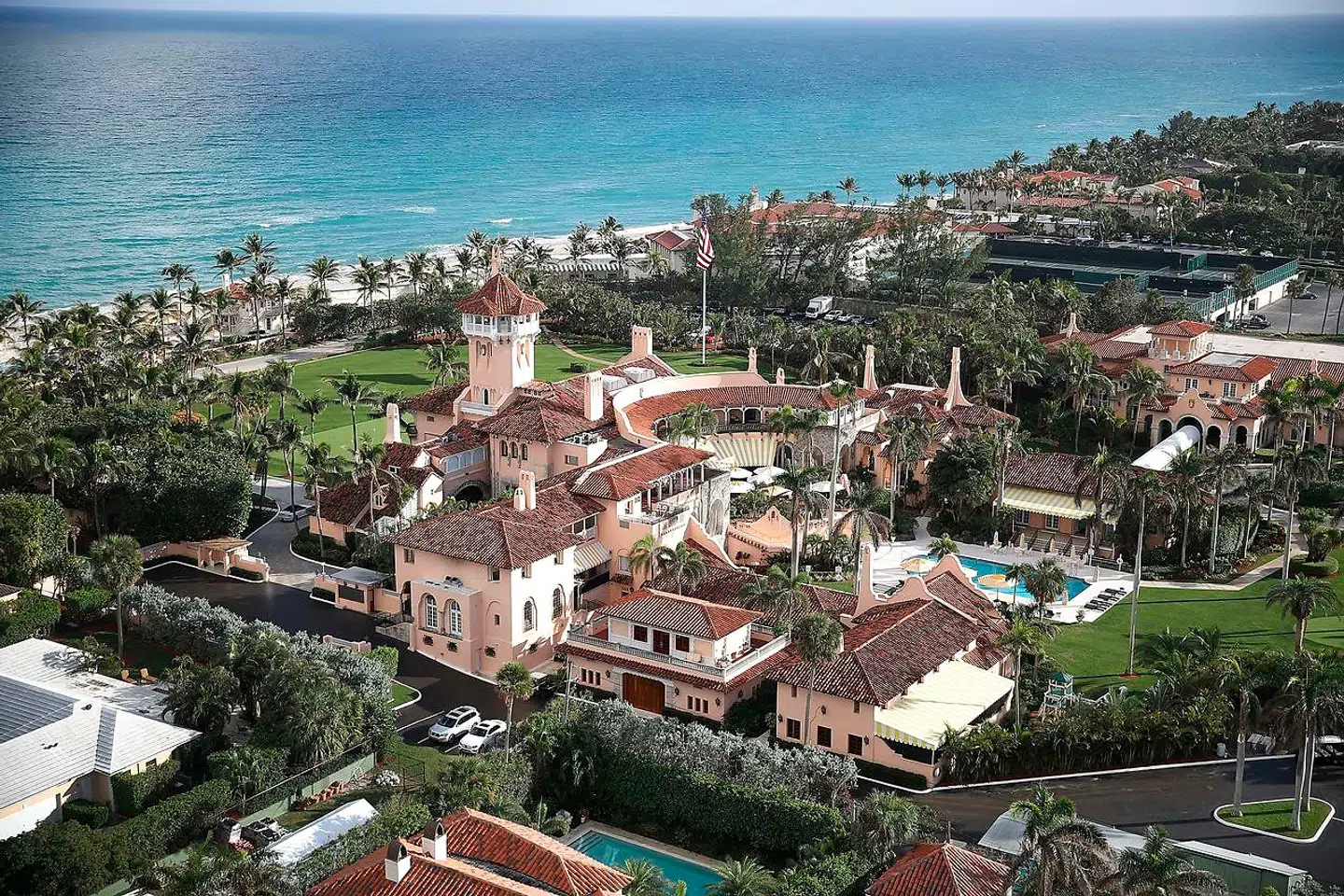 Store dele af Mar-a-Lago er et resort, som gæster kan købe sig adgang til. Dele af palæet består af Trump-familiens private gemakker.