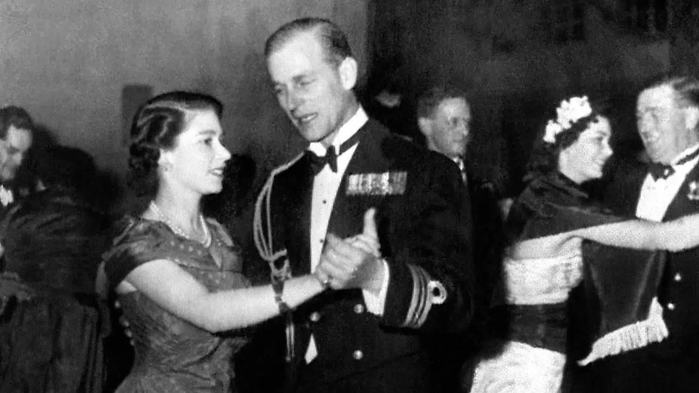 Her danser parret samba på Malta i december 1950 – det var dog ikke dette billede, dronningen havde i sin taske.