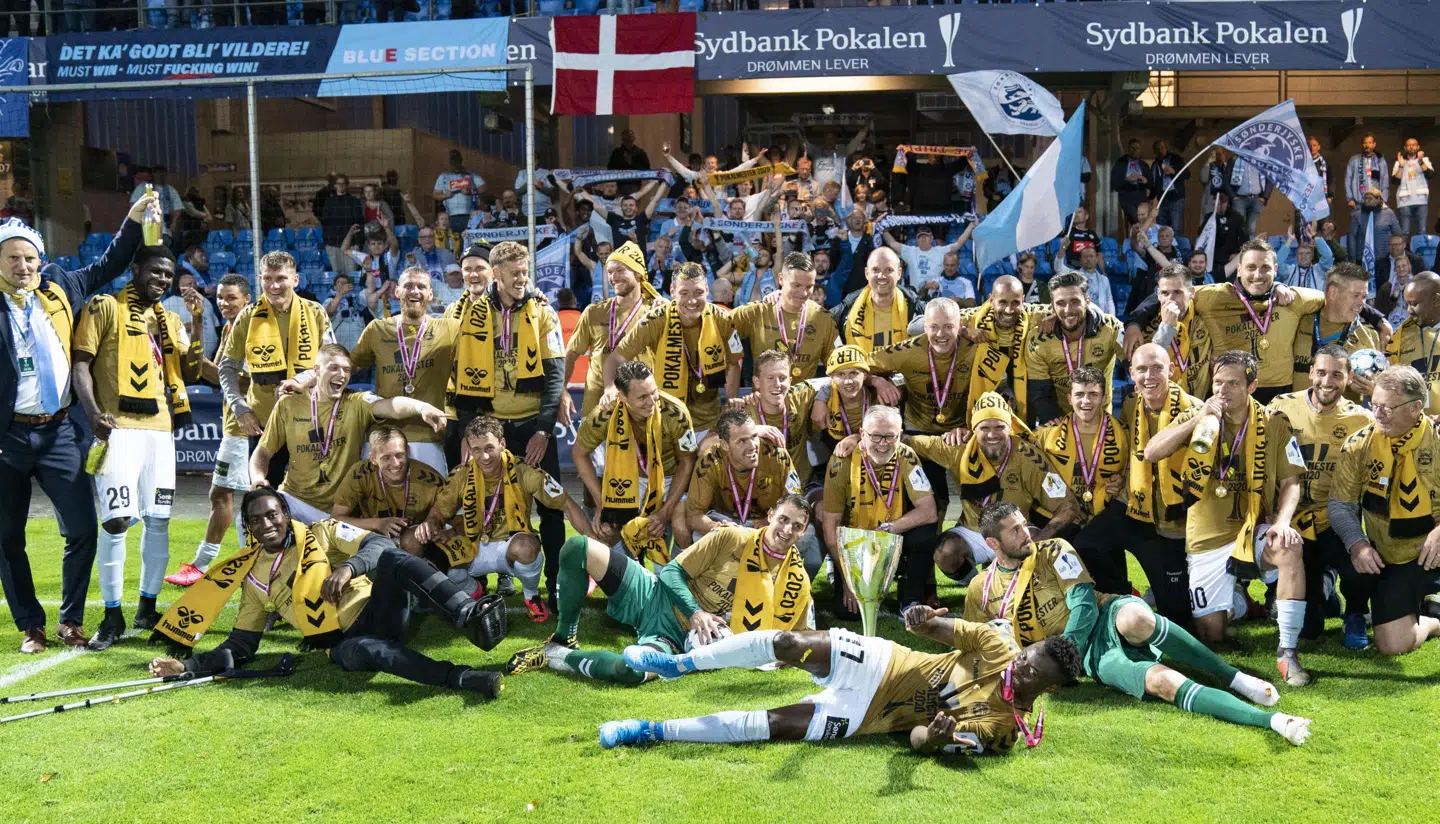 Sønderjyske-truppen fejrer pokaltriumfen sidste år