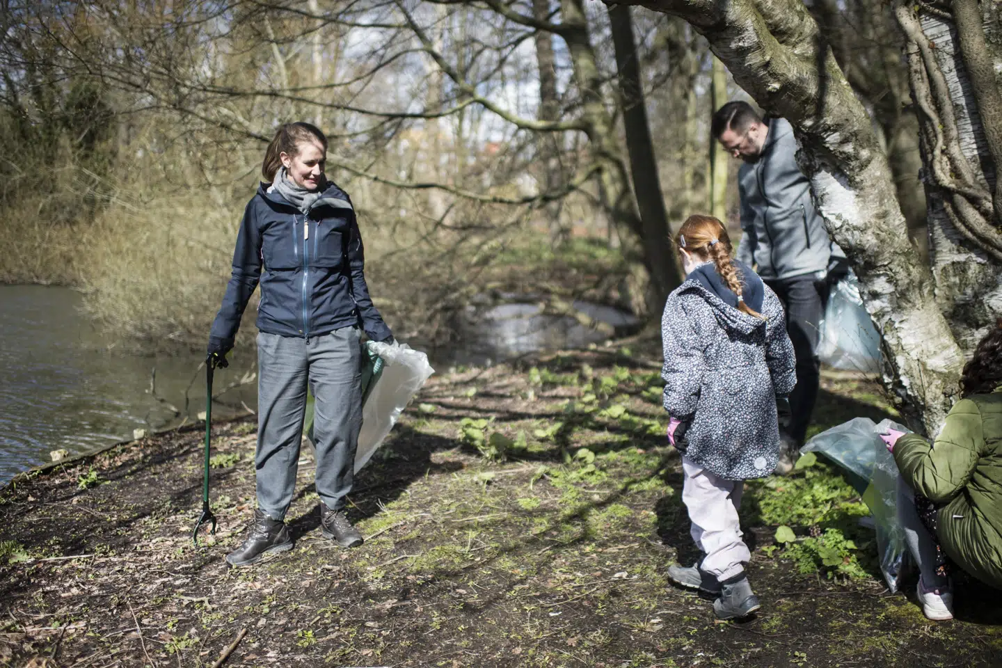 Den store affaldsuge, som Danmarks Naturfredningsforening holder årligt, har været i gang siden mandag. Alle hverdage har børn fra landets skoler og institutioner været ude med sækkene, mens det i weekenden er foreninger, virksomheder og andre, der har meldt deres tjans til indsamlingen. (Arkivfoto). Tim Kildeborg Jensen/Ritzau Scanpix