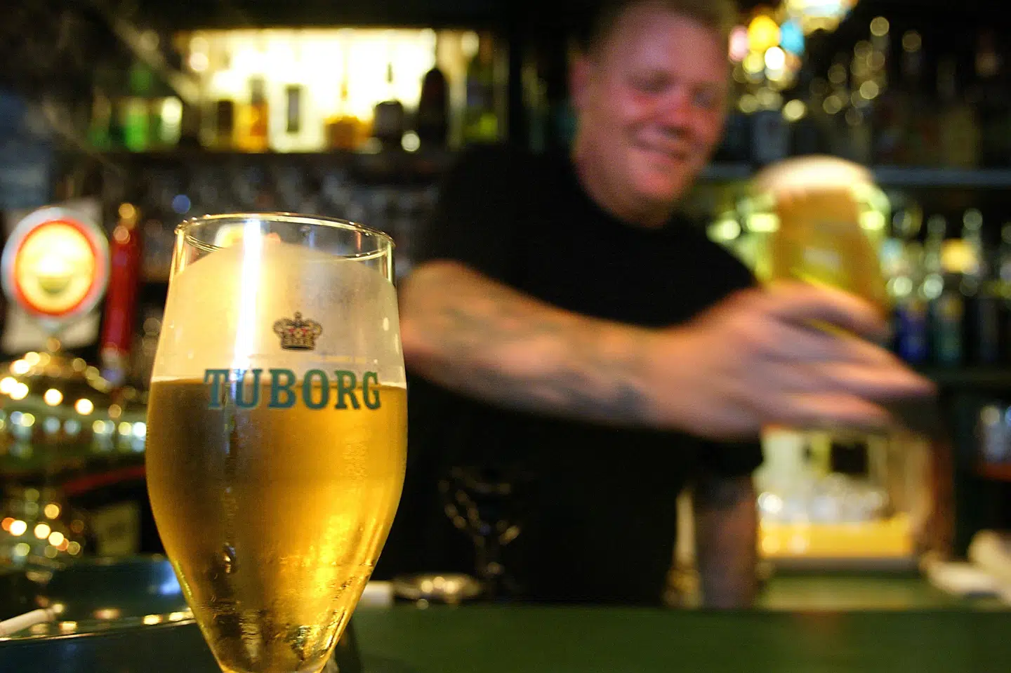 Når værtshusene åbner på onsdag, er der et krav om, at gæsterne skal have bestilt bord, inden de kommer. Der er ingen krav til, hvordan man skal bestille bord, så det kan både være ved at ringe, skrive eller møde op i døren. (Arkivfoto) Bjarke ørsted/Ritzau Scanpix